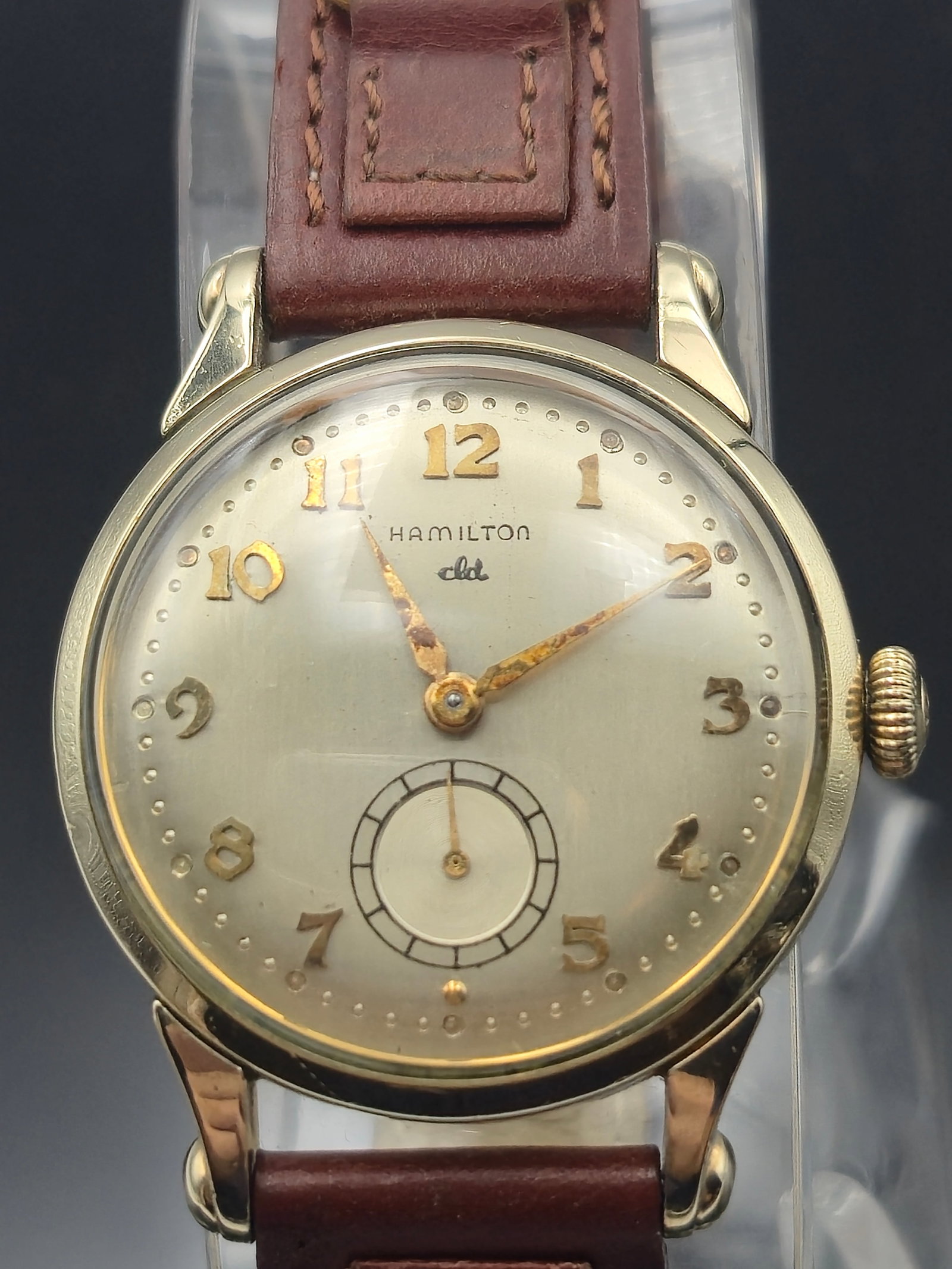 1950 Hamilton Haddon “CDL” – 10K Gold-Filled Vintage Watch, Caliber 747, Manual Wind: This beautiful vintage Hamilton Haddon wristwatch dates to around 1950 and features a distinctive 10K gold-filled case with ornate teardrop lugs. The original dial bears the rare "CDL" marking (Cased 