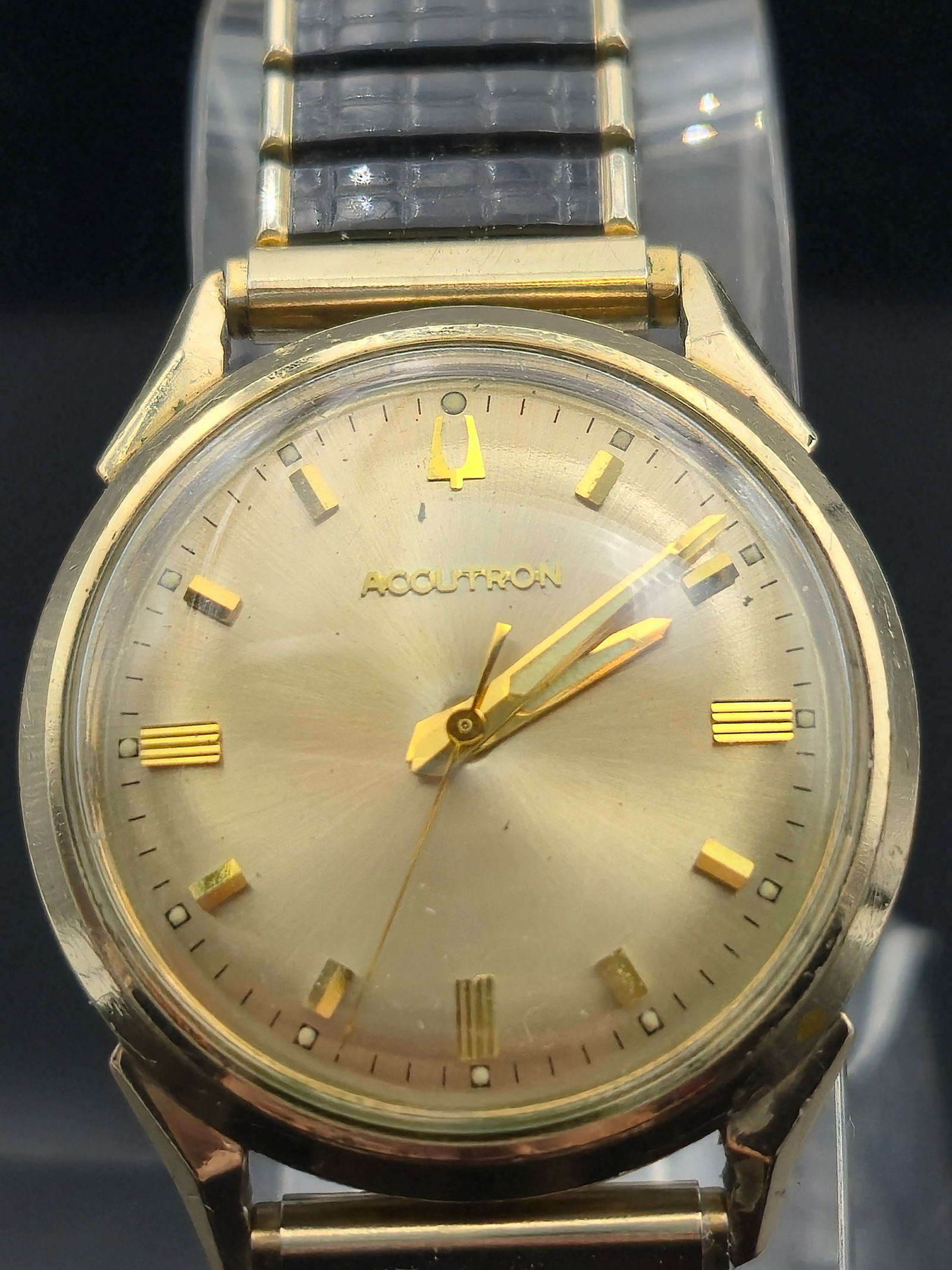 Vintage 1967 Bulova Accutron 214 Tuning Fork Men's Watch – 10K Gold-Filled – New Battery: This classic Bulova Accutron features the revolutionary 214 tuning fork movement, a hallmark of horological innovation in the 1960s. With its signature humming movement and sweeping second hand, this