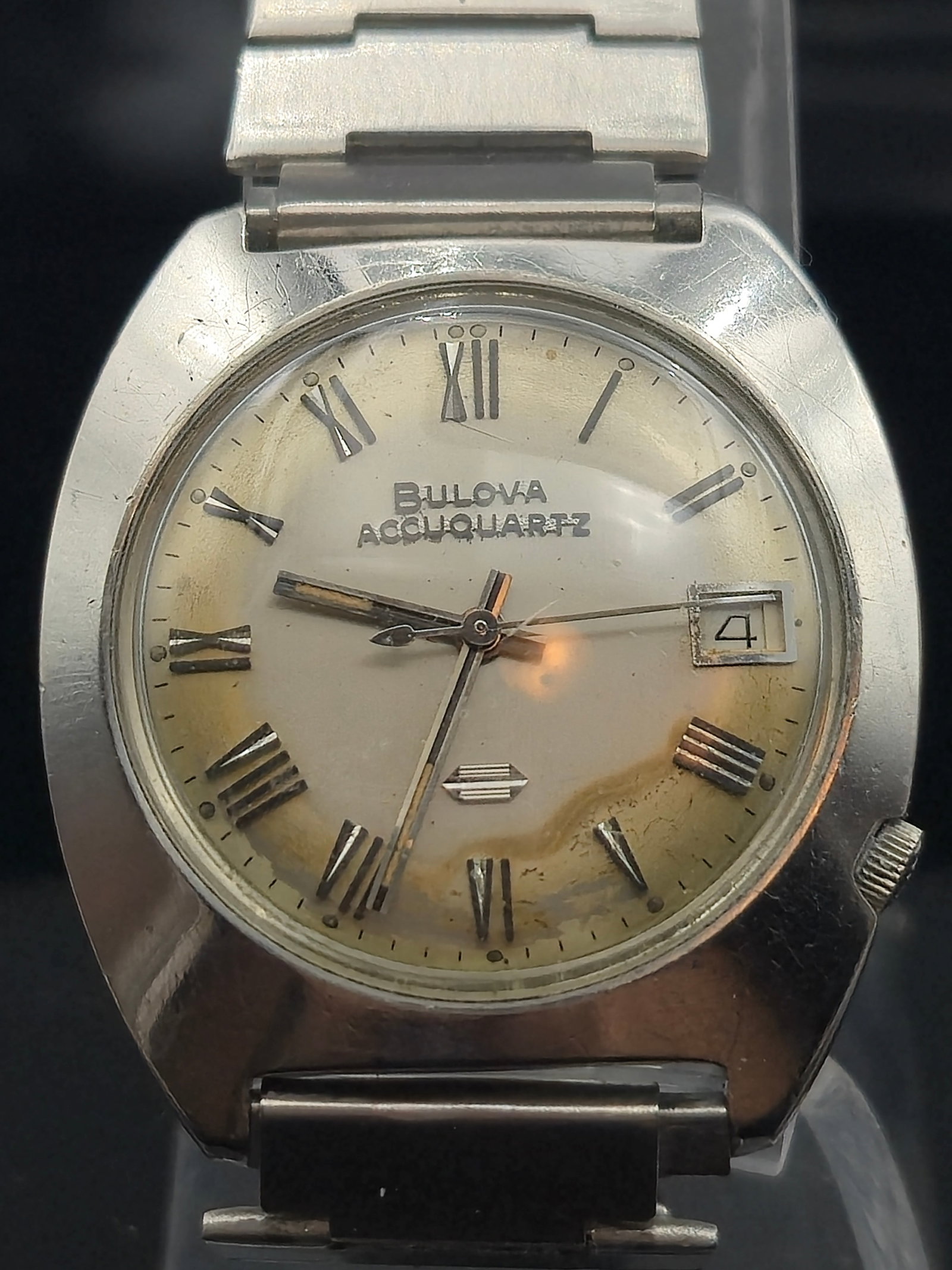 Bulova Accuquartz N4 (1974) – Tuning Fork Quartz Movement – Roman Dial: This vintage 1974 Bulova Accuquartz is an important piece of horological history, blending the precision of quartz regulation with Bulova’s iconic tuning fork technology. Housed in a 36.25mm stainle