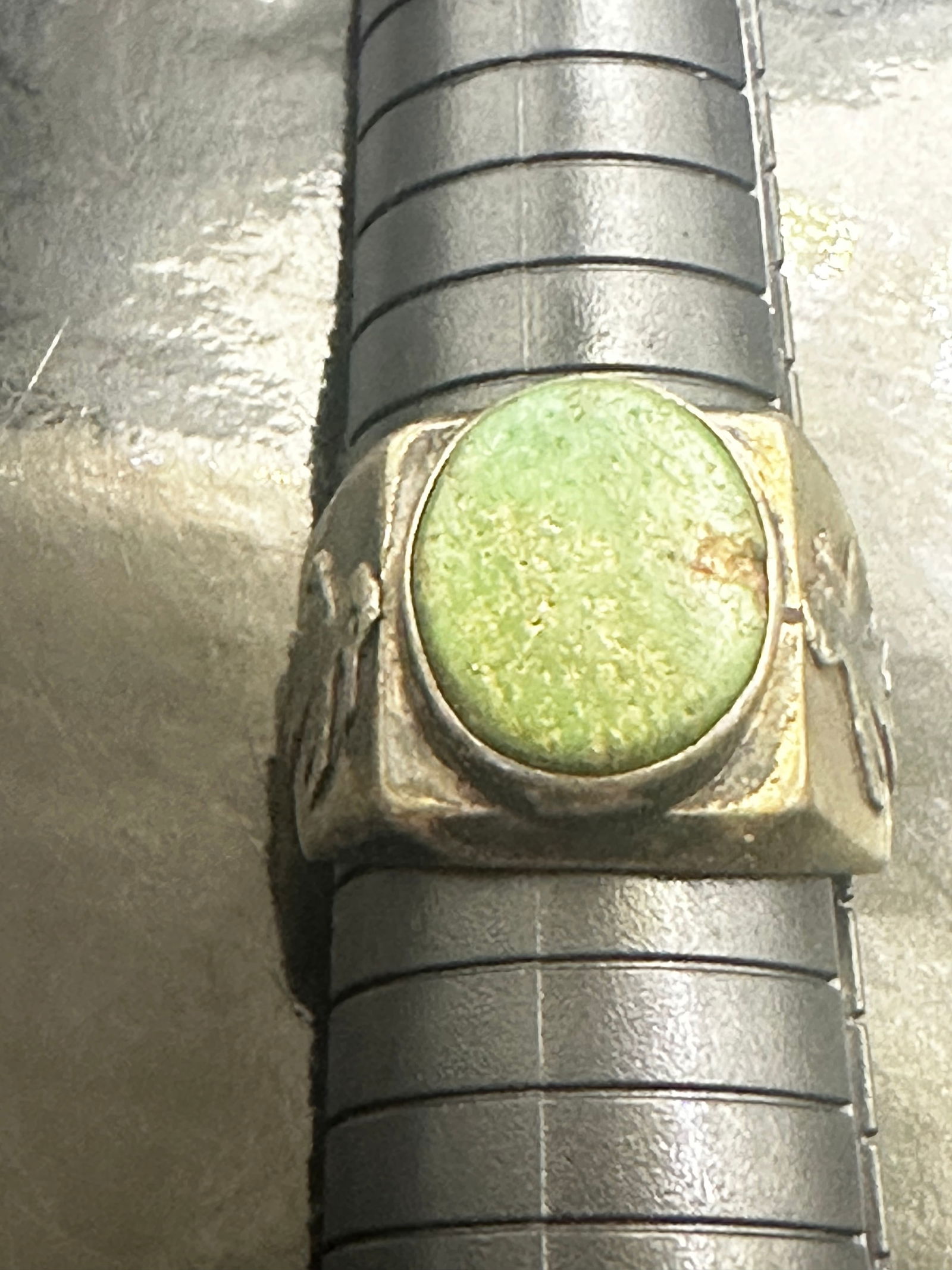 Vintage Sterling Silver Men’s Ring with Green Stone and Thunderbird Motif (1 of 10)
