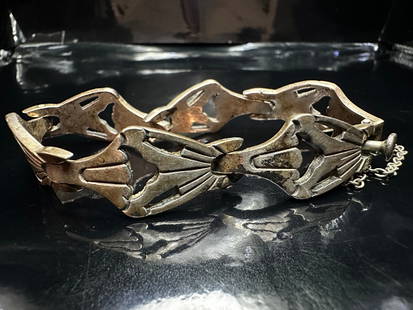 Vintage Mexican Sterling Silver Art Deco Link Bracelet – Signed: This striking vintage bracelet features a bold Art Deco design with openwork, fan-shaped links that form a fluid, sculptural silhouette. Crafted in sterling silver, the piece exhibits beautiful patina
