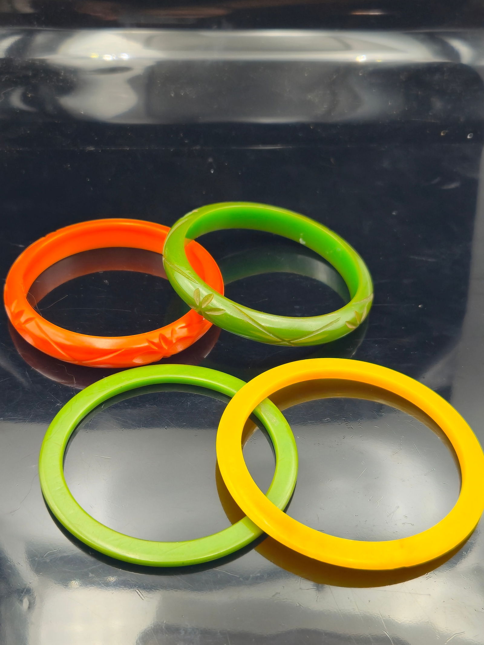 Vintage 1930s–40s Carved & Smooth Bakelite Bangles – Set of 4 – 2.5” Inner Diameter (1 of 7)
