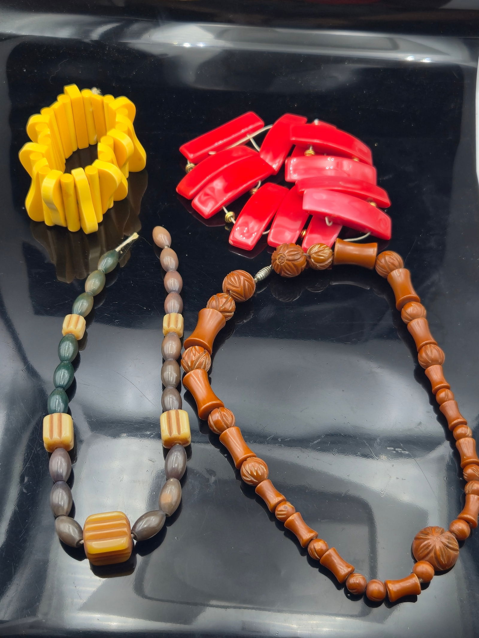 Vintage Bakelite Jewelry Lot – Carved Necklaces, Stretch Bracelet, and Bead Set (1 of 5)