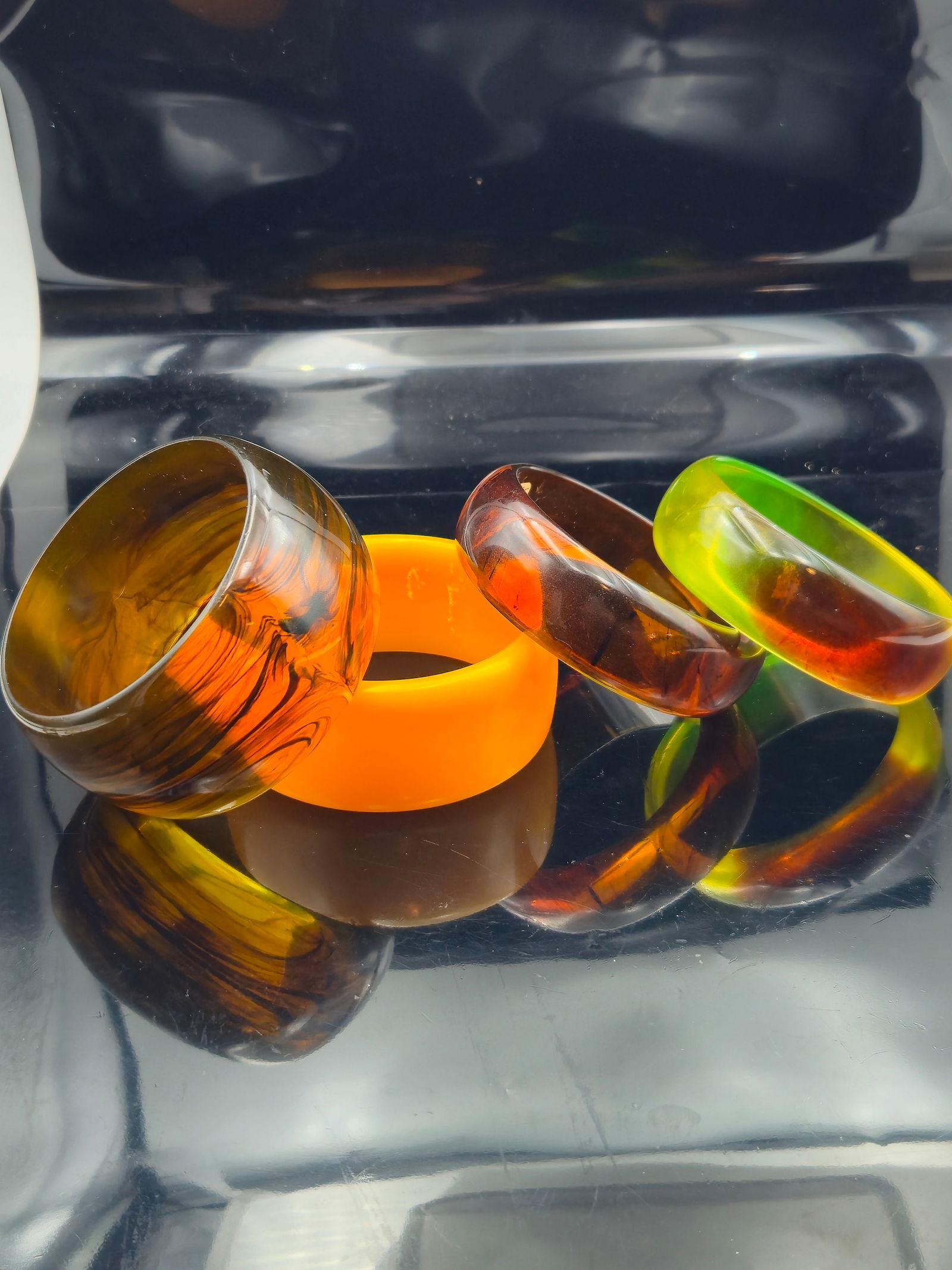 Lot of 4 Vintage Bakelite & Lucite Bangles – Laminated, Marbled, & Carved Styles – 1930s (1 of 5)
