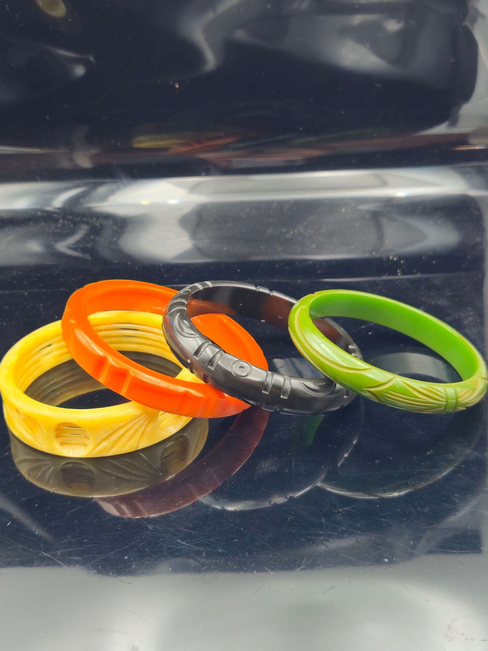 Lot of 4 Vintage Carved & Pierced Bakelite Bangles – 1930s–1940s – Green, Orange, Black,: This colorful lot includes four genuine vintage Bakelite bangles from the 1930s–1940s, each with unique carved or pierced detailing:1. Green Carved Bangle – Classic olive green hue with leaf-like