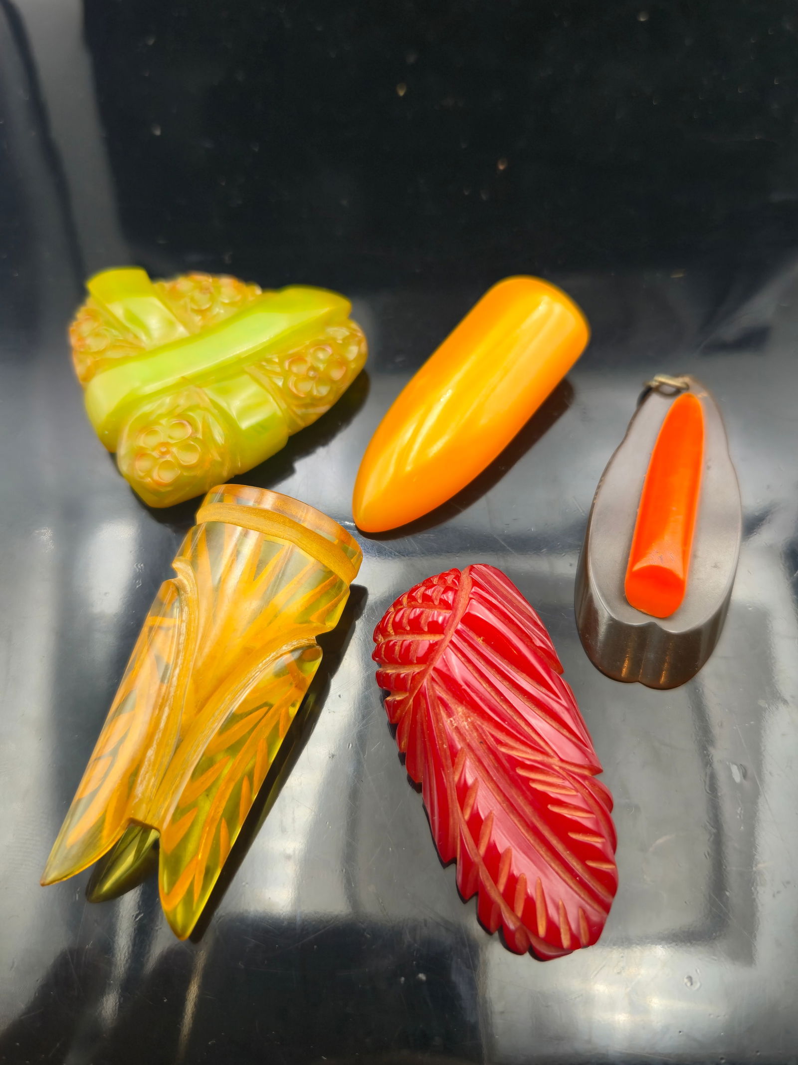 Lot of 5 Vintage Carved Bakelite Dress Clips & Pendants – Art Deco to Retro (1 of 7)