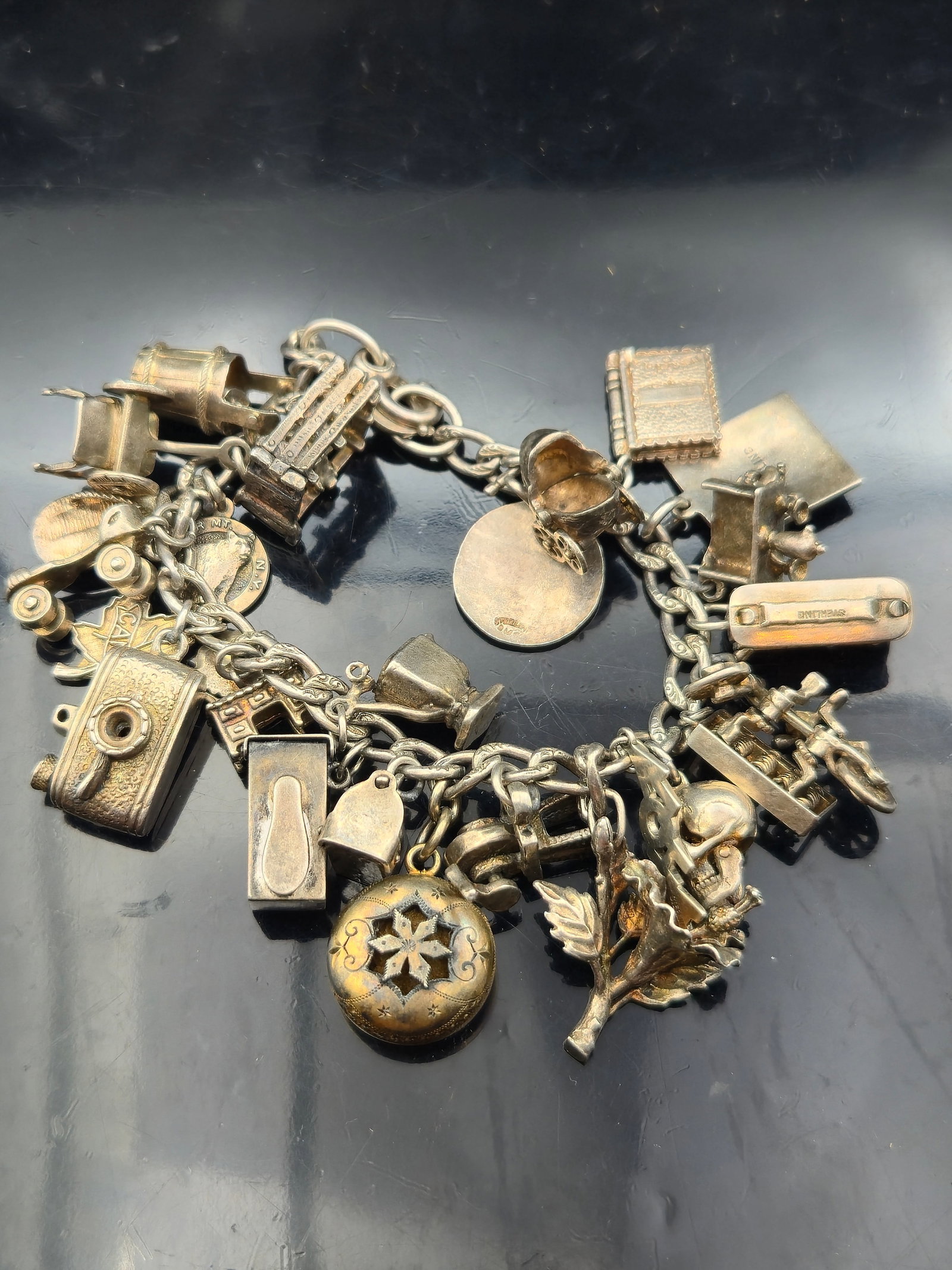 Vintage Sterling Silver Charm Bracelet – 25 Charms – All Sterling – 67.5g – Travel, Hobbies: This exceptional vintage sterling silver charm bracelet features 25 individual charms, each crafted entirely from solid sterling. With a total weight of 67.5 grams, this piece is a substantial and sen