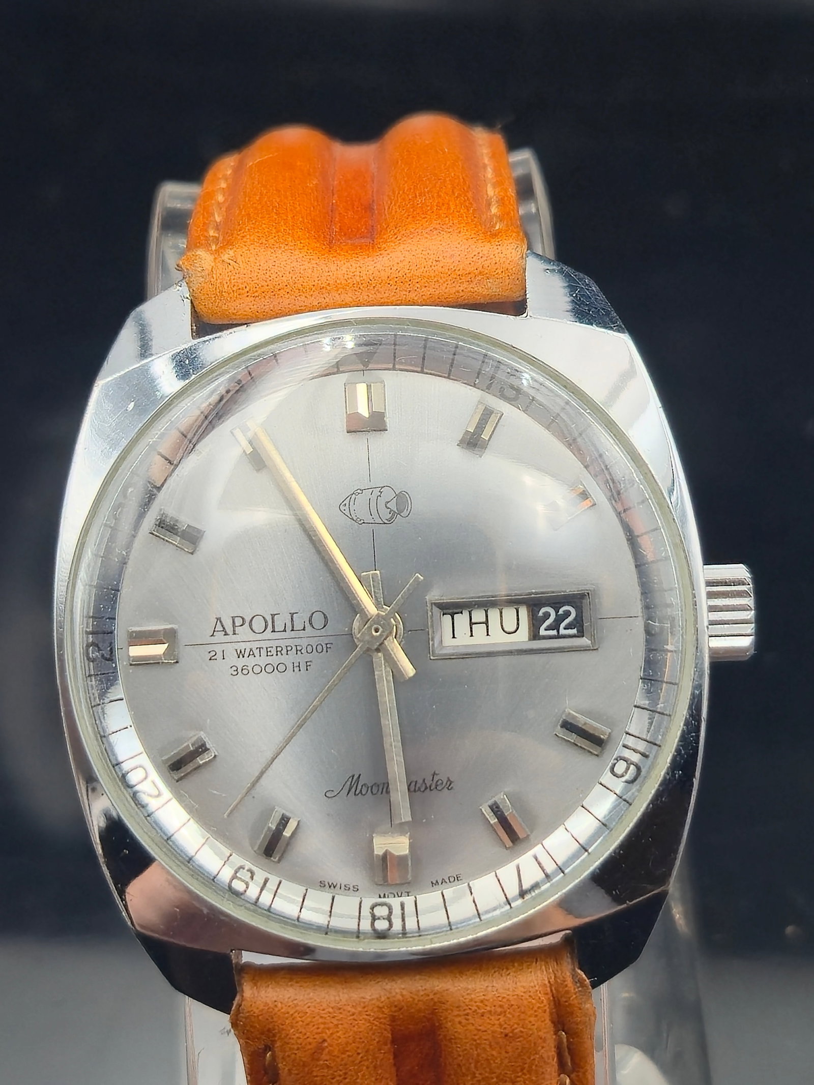 Vintage Apollo Moonmaster Day-Date Watch – 36,000 HF – Cal. 1217P – 36.25mm: Offered here is a striking Apollo Moonmaster vintage wristwatch, featuring a bold 1970s-style cushion case and a beautiful silver sunburst dial with day-date complication. Marked “21 Waterproof – 