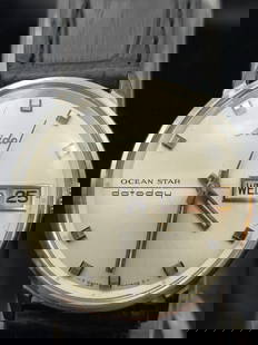 Vintage Mido Ocean Star Datoday Automatic – 33.8mm – Swiss Made – Day/Date: This is a classic vintage Mido Ocean Star Datoday men’s wristwatch featuring a clean silver sunburst dial and the sought-after full day and date display. Housed in a 33.8mm stainless steel case, thi