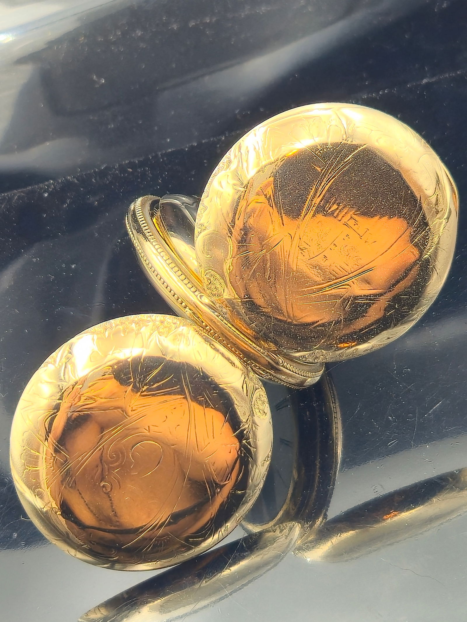 1900 Elgin Grade 207 18s 7-Jewel Hunting Case Pocket Watch with Goose Dial – 25-Year J. Boss Case: This is a striking 1900 Elgin Grade 207 18-size pocket watch, featuring a 7-jewel movement (serial #8159874) with full plate construction, lever setting, and a Breguet hairspring. The movement is eleg