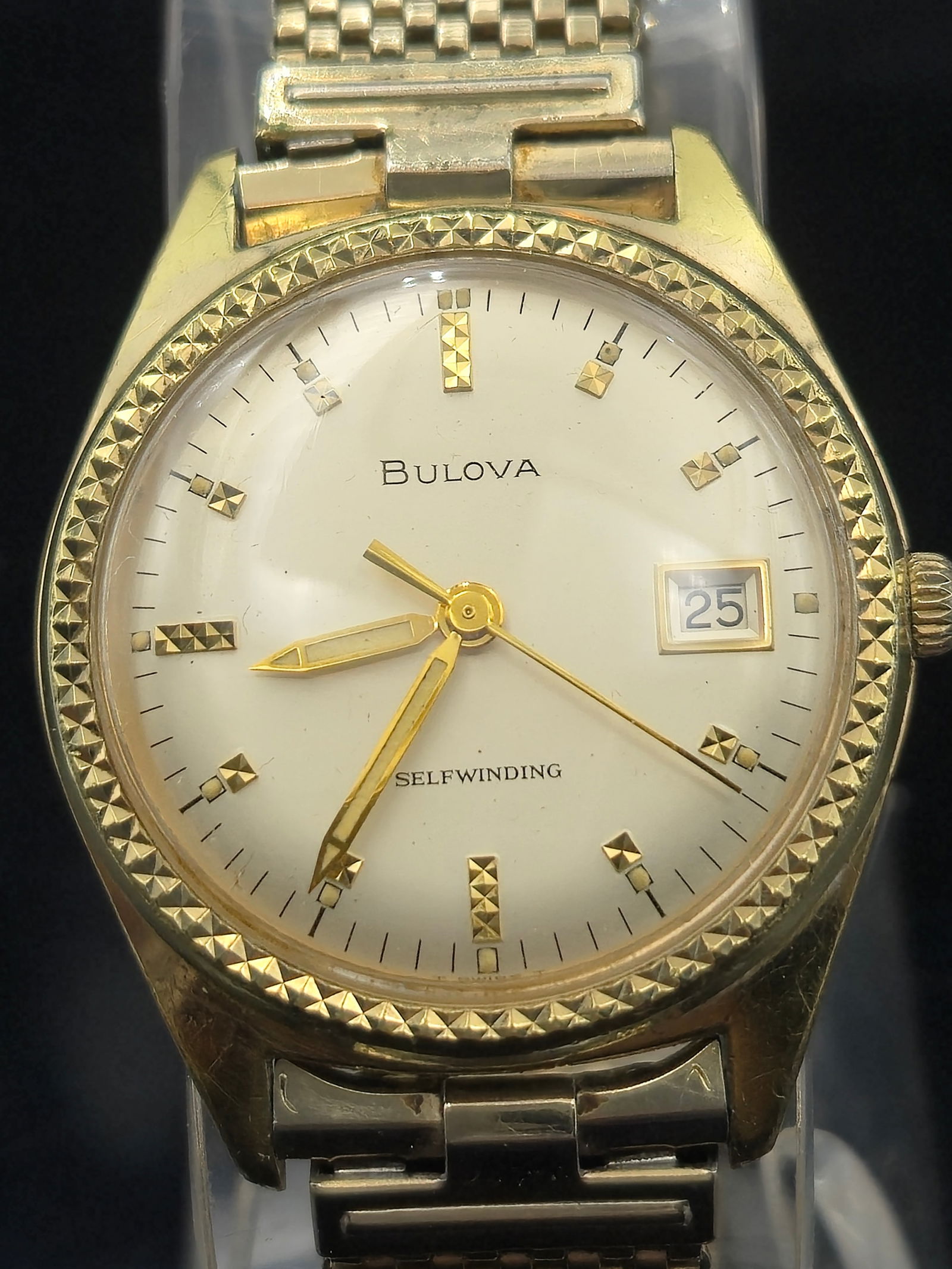 1957 Bulova Self-Winding Automatic Watch – 11ALACD, 10K GF Champion Bracelet, Full Box Set: Offered is a vintage 1957 Bulova self-winding wristwatch featuring the Swiss-made Bulova 11ALACD automatic movement with 17 jewels. The clean gold-tone dial includes raised pyramid hour markers and a