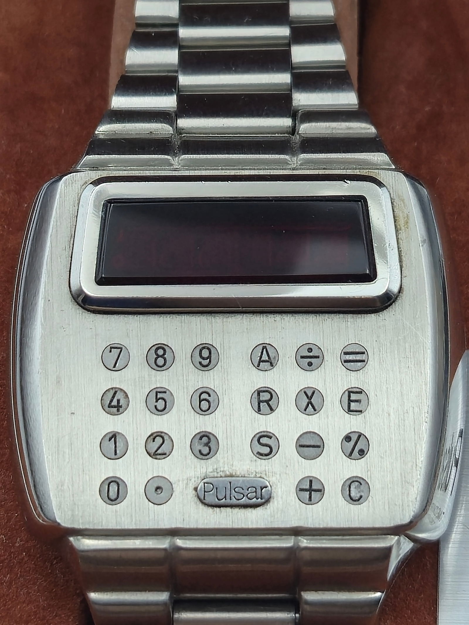 Rare 1977 Pulsar Time Computer Calculator Watch – Mint, Working, Full Set: A rare and iconic vintage Pulsar Time Computer Calculator digital wristwatch, circa 1977, in mint condition and fully working. This stainless steel model features the famous red LED digital display ab