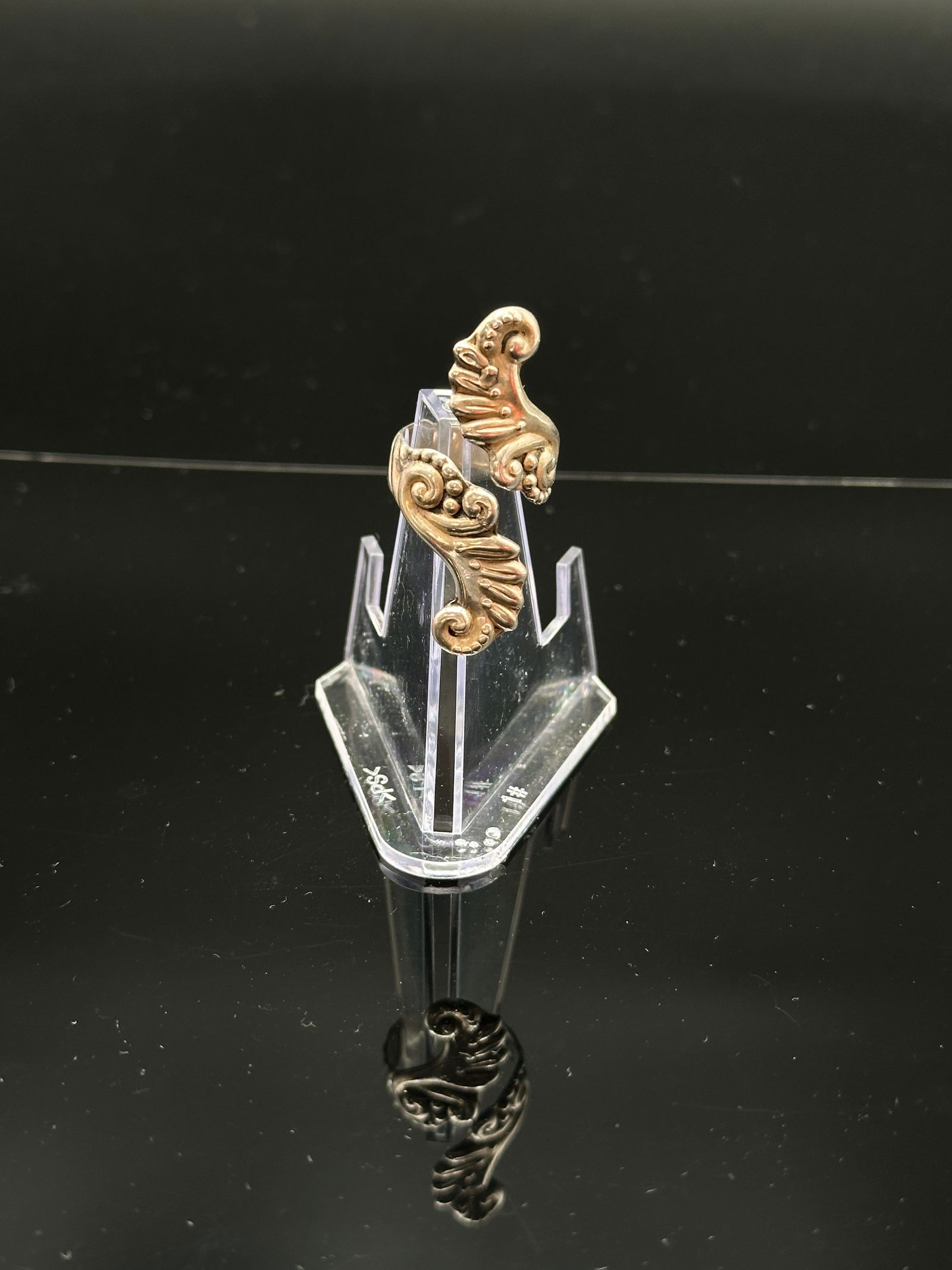 Vintage Sterling Silver Open-Front Swirl Ring: This elegant vintage ring features an open-front design with ornate swirl and leaf detailing, showcasing classic artisan craftsmanship. Crafted in sterling silver, it has a unique adjustable style tha