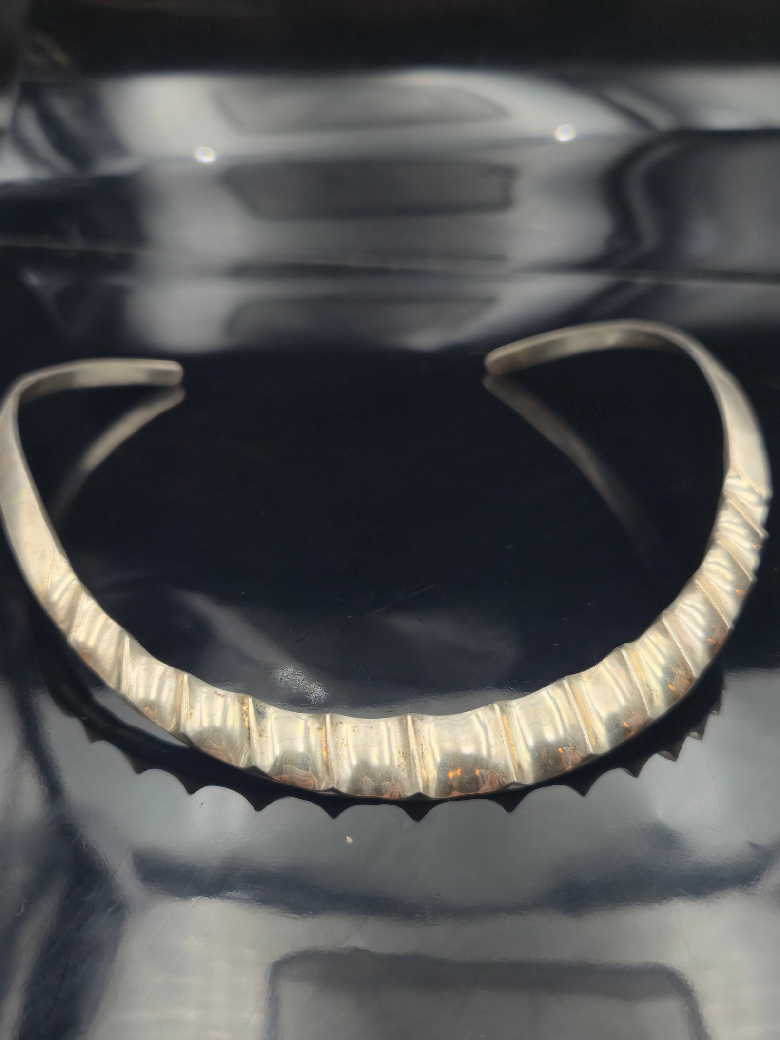 Mexican Sterling Silver Collar Necklace – 48.5g, Marked S1-NA: Mexican sterling silver open collar necklace with a ridged, textured front design and smooth tapered ends. The piece is stamped 925 S1-NA MEXICO, indicating sterling silver content and a registered Me