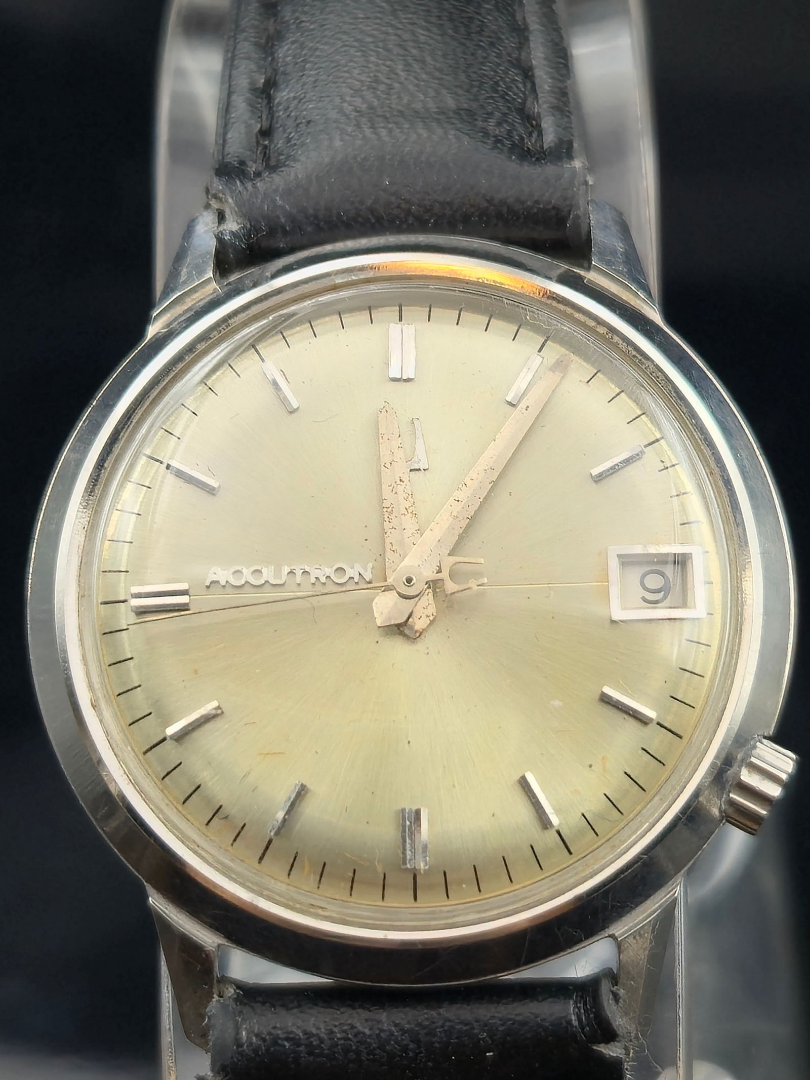 1965 Bulova Accutron 218D SS Tuning Fork Date 36mm: 1965 Bulova Accutron men’s wristwatch featuring the tuning fork electronic movement, caliber 218D, marked “Bulova U.S.A.” Stainless steel waterproof case, reference E77883, measures 36mm. Si
