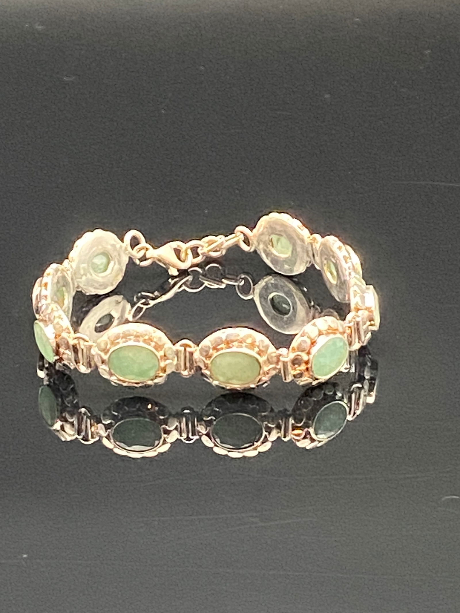 Vintage Gold-Tone Bracelet with Green Oval Gemstones (1 of 6)