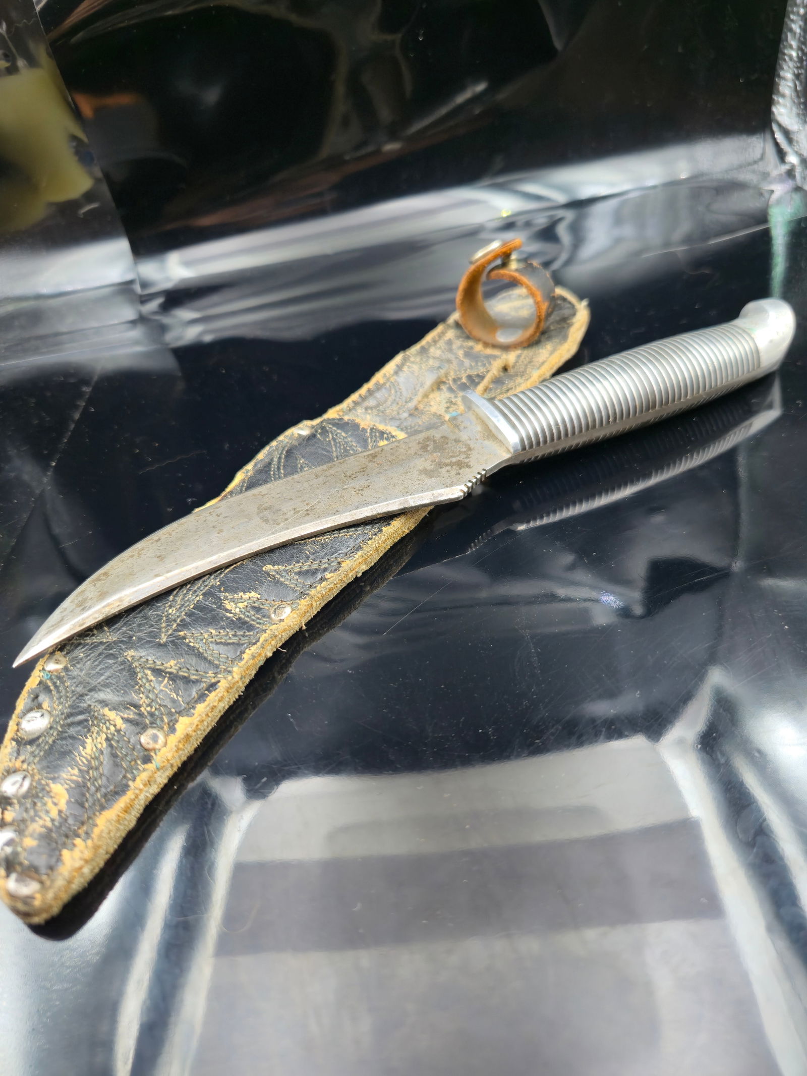 Western Cutlery F39 Hunting Knife w/ Original Sheath c.1950s (1 of 10)