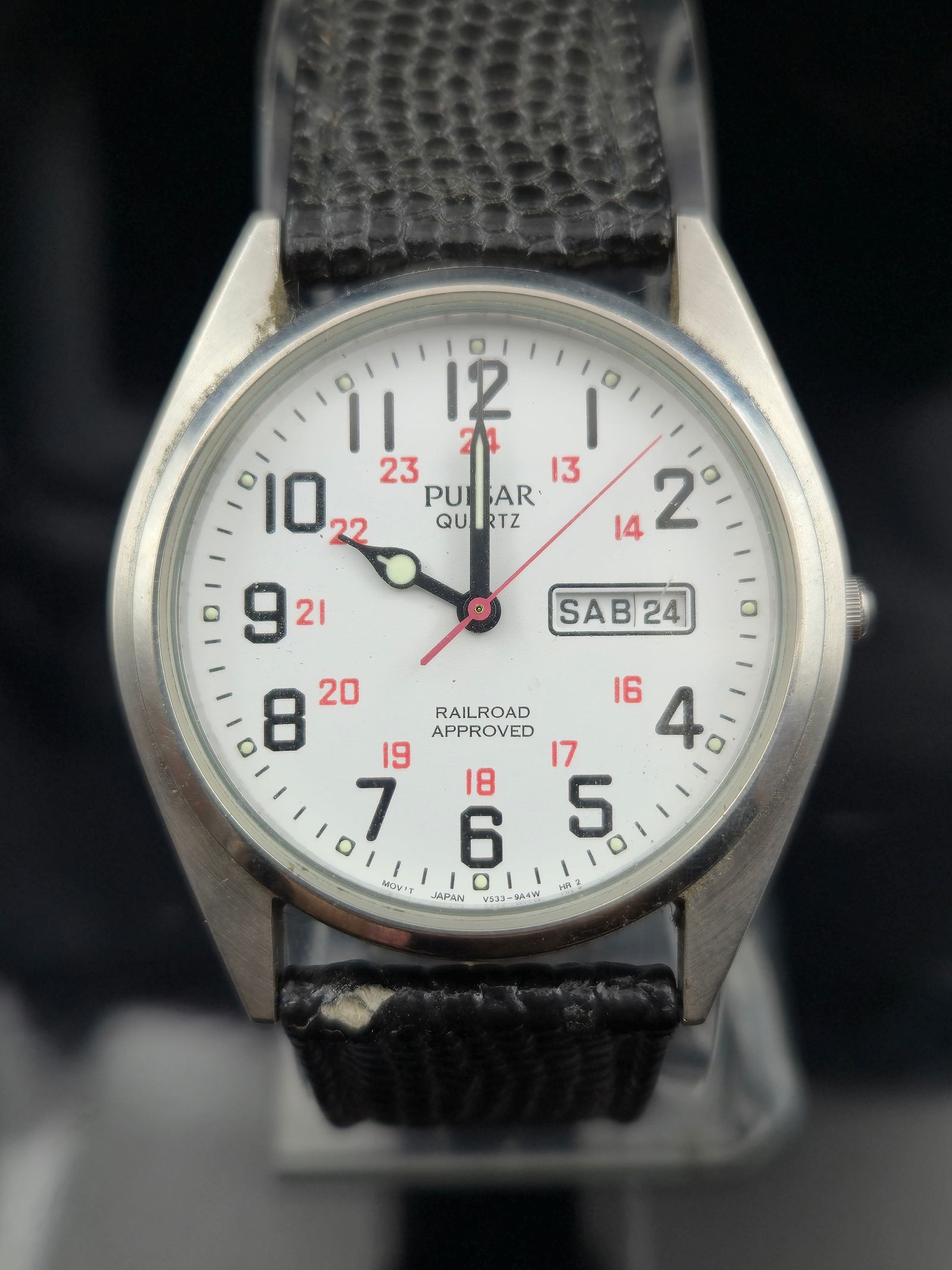 Pulsar V533 Quartz Railroad Approved Watch Day/Date 36mm Running: Pulsar Quartz wristwatch, reference V533-9A00, with white dial, bold black Arabic numerals, red 24-hour track, luminous hands, and bilingual day/date window at 3 o’clock. Marked Railroad Approved, i