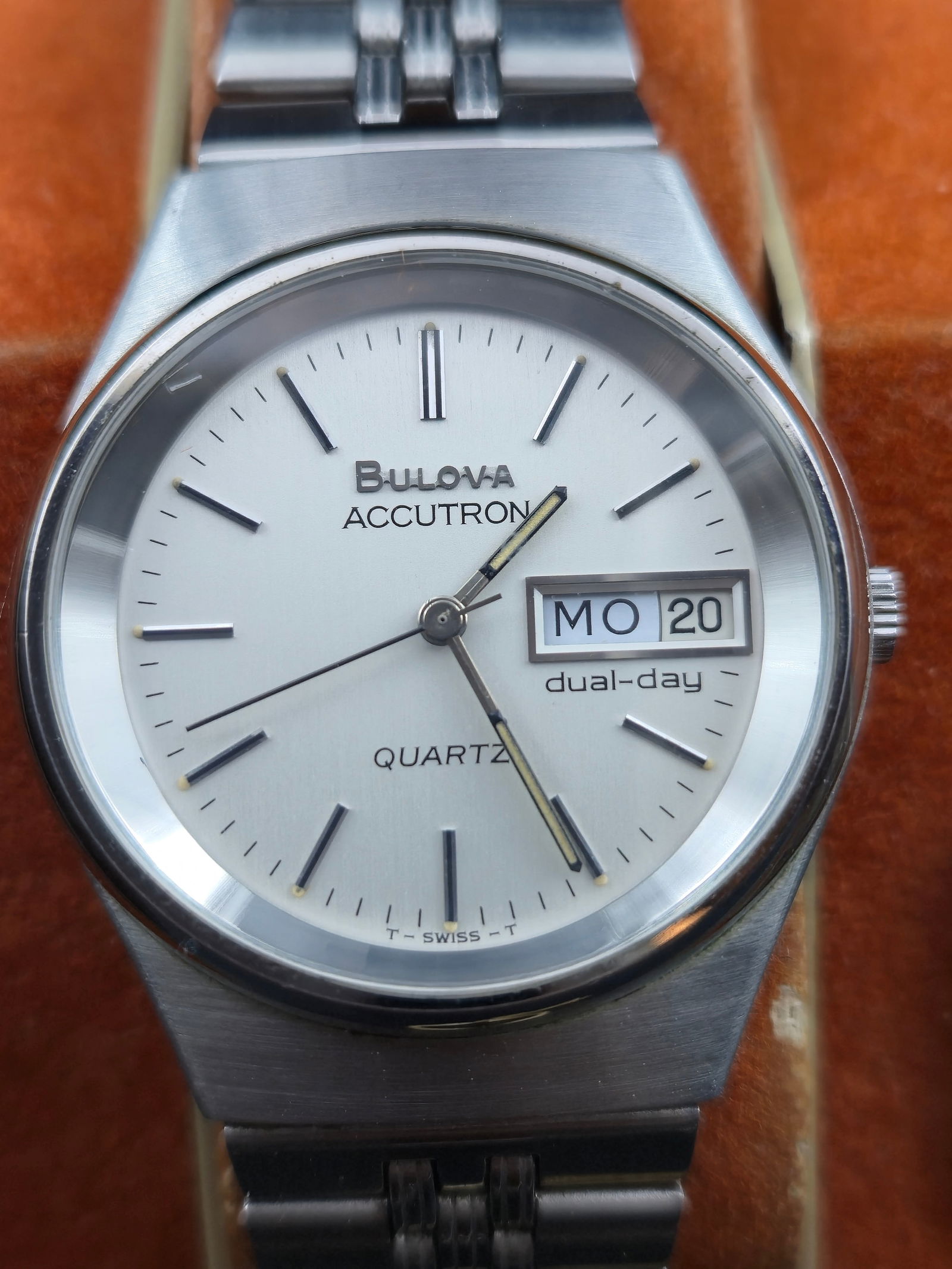 Bulova Accutron Quartz Dual-Day Men’s Watch N9, 1979 NOS Full Set w/ Box & Papers (1 of 12)