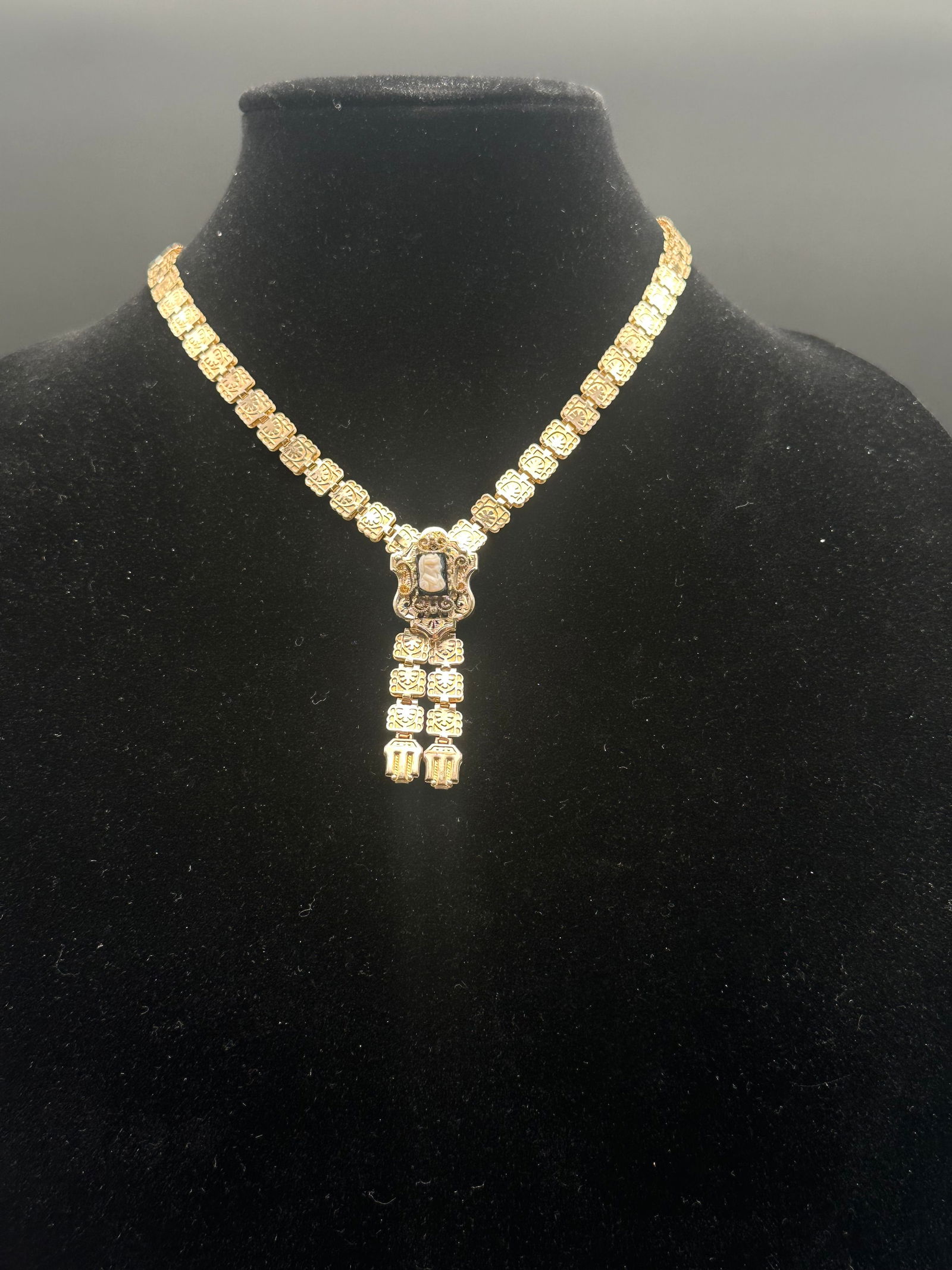 Antique Gold-Tone Cameo Necklace with Ornate Link Chain (1 of 7)