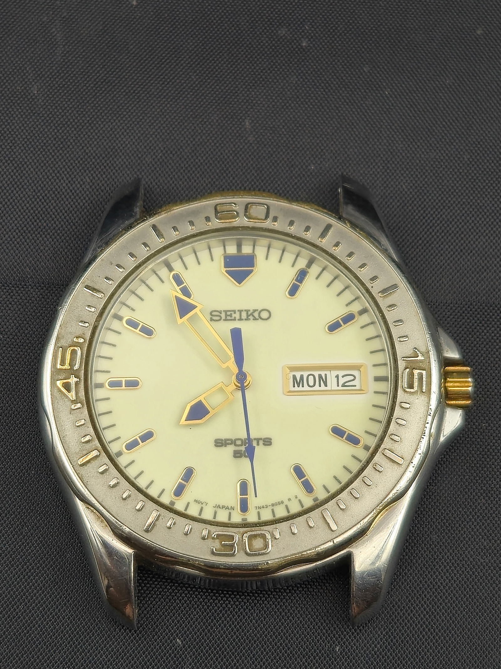 Seiko Sports 50 Quartz Diver Style Watch 7N43-8820 Day-Date Luminous Dial, Running, 1990s: Vintage Seiko Sports 50 quartz wristwatch, reference 7N43-8820, serial 880906, dating to the 1990s. Features luminous cream dial with bold hands and indices outlined in gold-tone, day-date window at 3