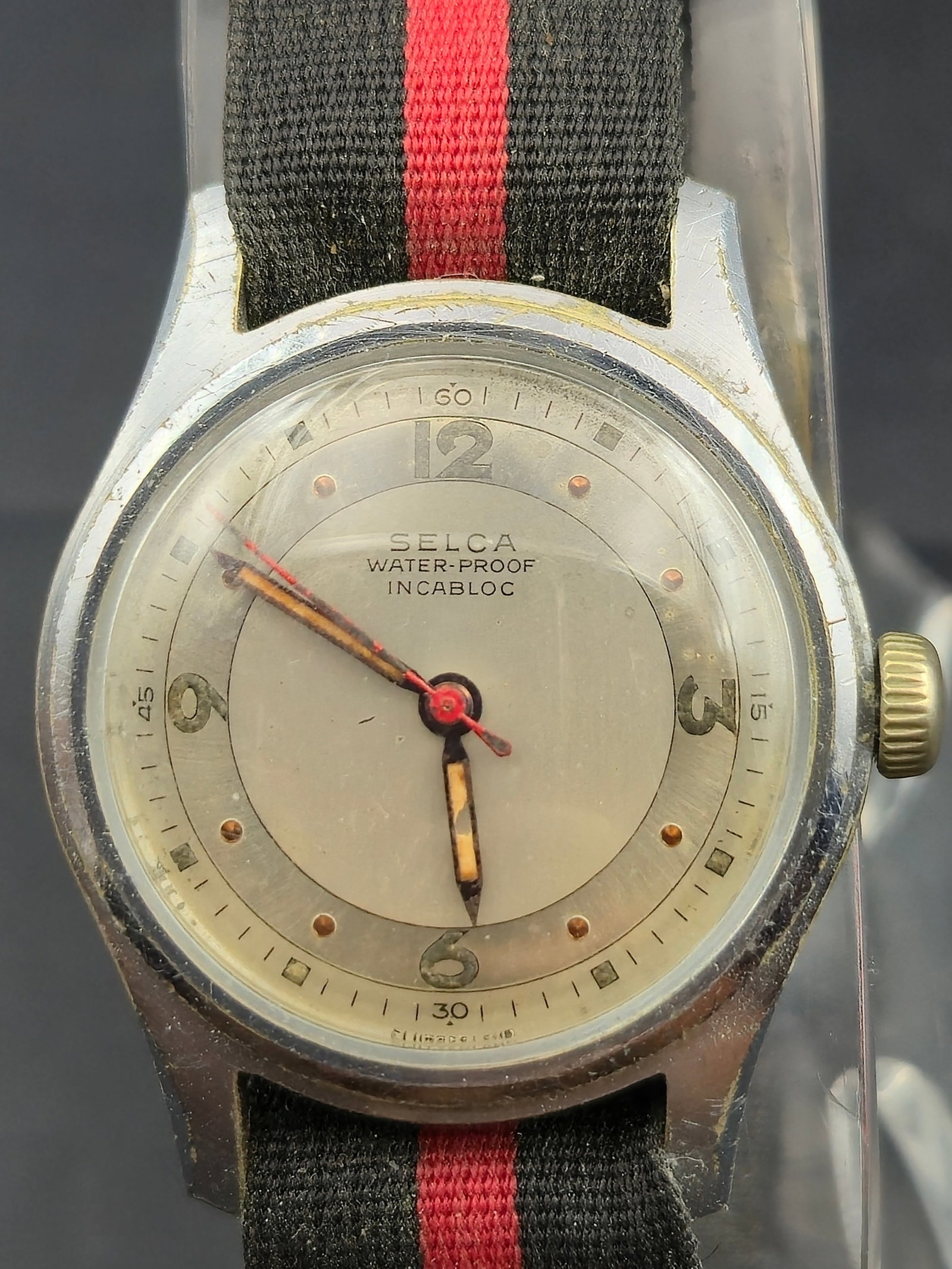 1950s Selca 17J Waterproof Incabloc Swiss Wristwatch, Stainless Back, Manual Wind, Running: Vintage Selca wristwatch, circa 1950s. Features a cream dial with gilt numerals at 12, 3, 6, and 9, dot hour markers, and red center seconds hand. Caseback marked “Selca Watch Co. Swiss, Stainless S