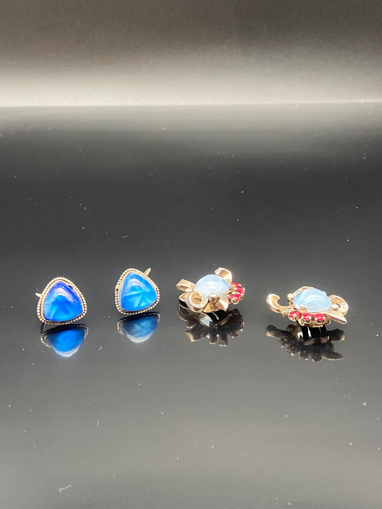 Vintage Screw-Back Earrings Lot – Blue Glass & Rhinestone Floral (2 Pairs): Offered here is a charming lot of two pairs of vintage screw-back earrings:•Pair One (Left): Striking triangular blue glass cabochons with an opalescent glow, set in silver-tone metal with beaded