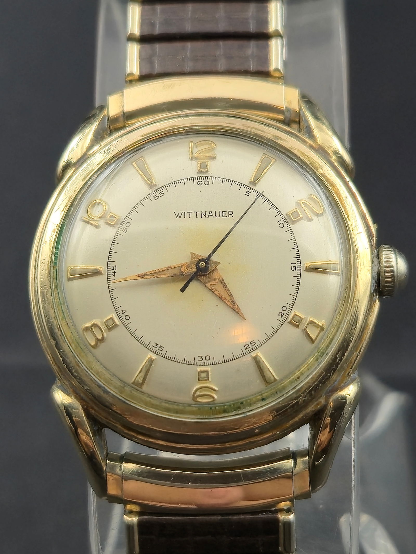 1950s Wittnauer Genève 17J Cal. 10ES Manual Wind Wristwatch 33mm 10K GF: Vintage 1950s Wittnauer Genève wristwatch featuring a 33mm case with 10K gold-filled bezel and stainless steel back. Silver-tone dial with applied gold-tone Arabic numerals, dart indices, dauphine ha