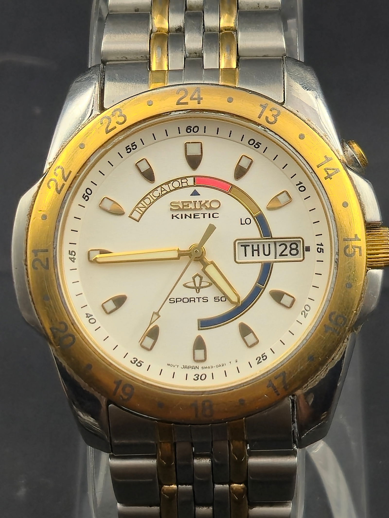 Seiko Kinetic Sports 50 5M43-0A29 Men’s 2-Tone 38mm Auto-Quartz Watch Running: Offered is a Seiko Kinetic Sports 50 men’s wristwatch, reference 5M43-0A29, powered by Seiko’s innovative Kinetic auto-quartz movement. This hybrid design generates electricity through wrist motio