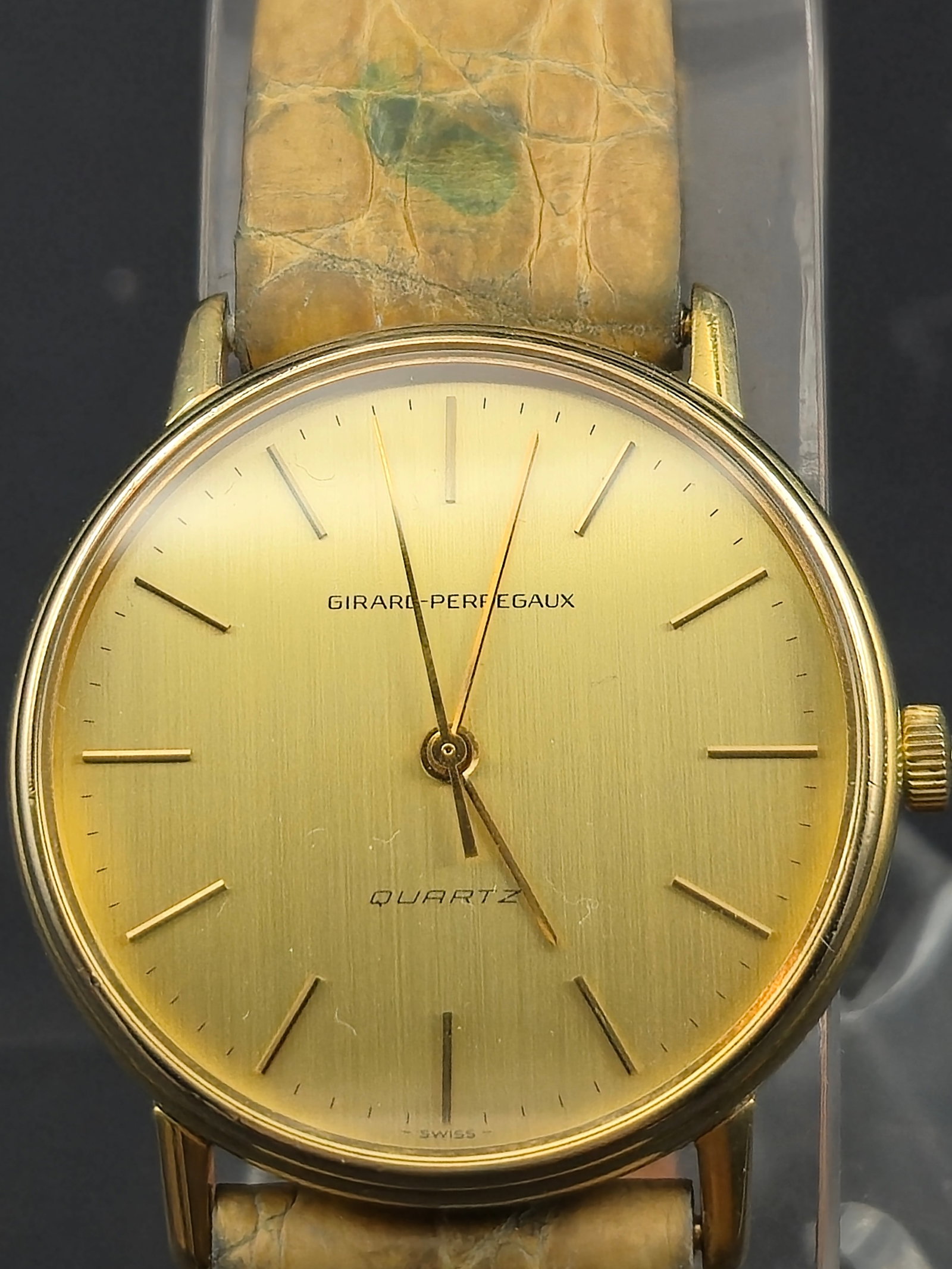 1970s Girard-Perregaux Quartz Dress Watch 34mm 18K Gold Electroplate Swiss Running: Offered here is a vintage 1970s Girard-Perregaux quartz wristwatch, from the early era of Swiss quartz innovation. Girard-Perregaux was among the first maisons to commercialize quartz wristwatches, ma