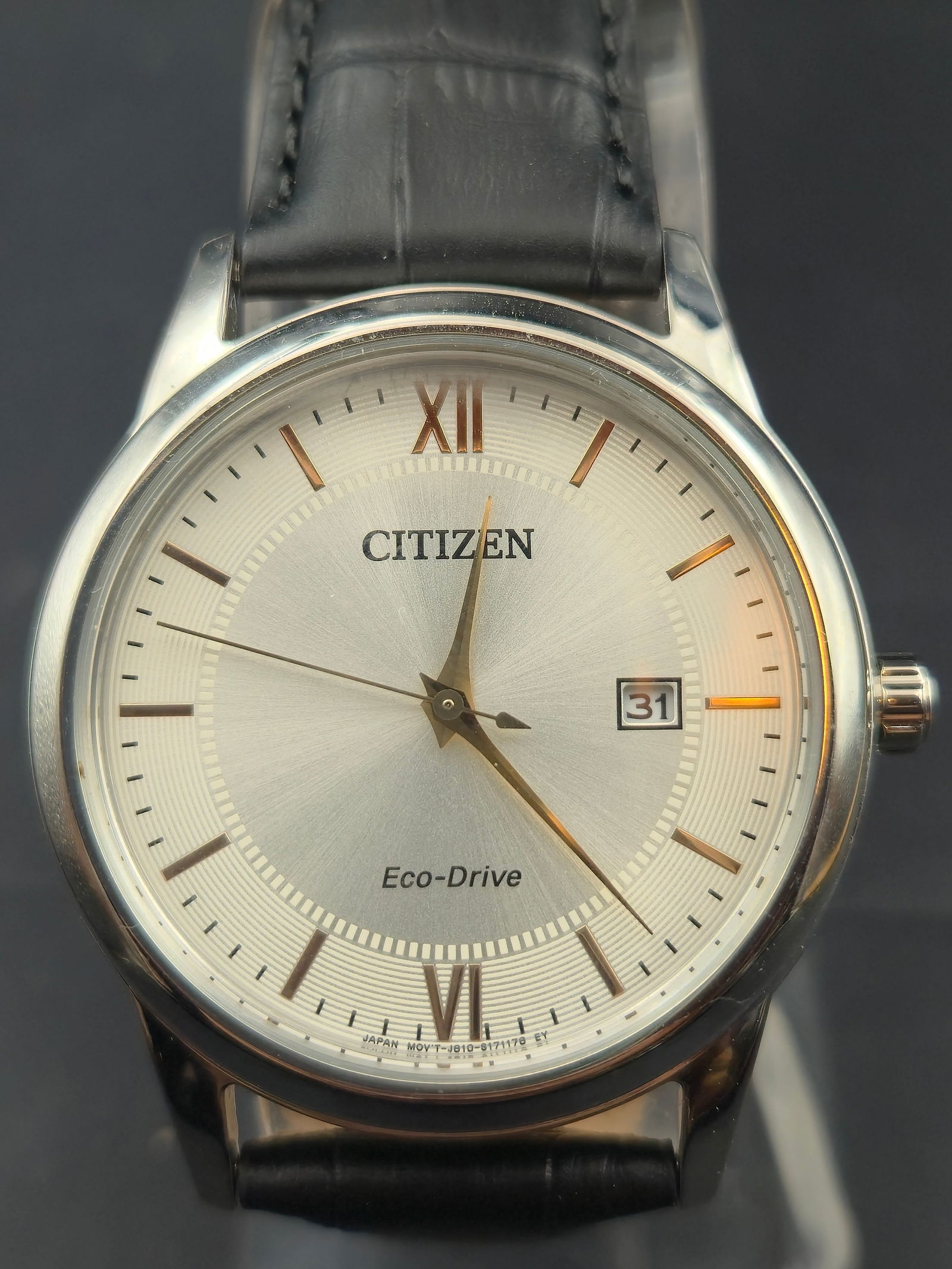 2010s Citizen Eco-Drive Silver Dial 40mm Solar Dress Watch Black Leather Strap Date Running: Presented is a Citizen Eco-Drive men’s dress wristwatch, solar-powered with Japanese movement. This model features a 40mm stainless steel case with polished finish, silver sunburst dial, gold-tone a