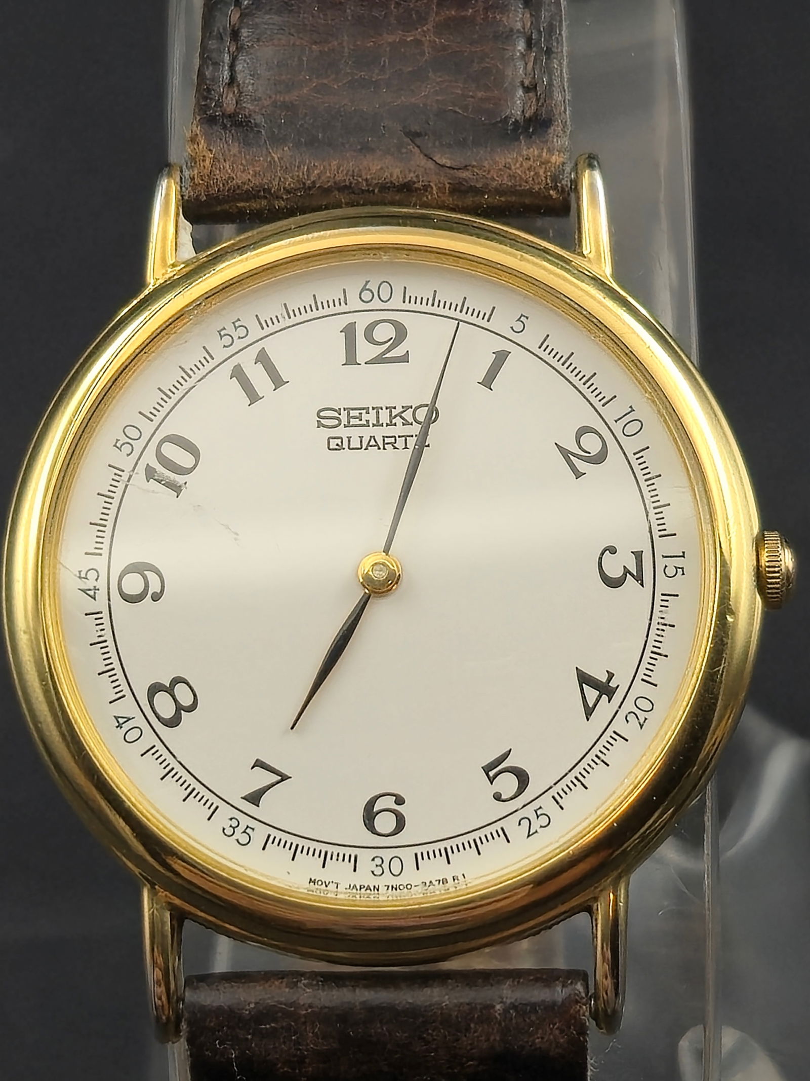 Seiko Quartz 7N00-8A00 Gold-Tone 34mm Dress Watch w/ Arabic Dial, Running: Presented is a Seiko Quartz wristwatch, reference 7N00-8A00, in a gold-tone case with stainless steel back, measuring 34mm in diameter. The watch features a white dial with full Arabic numeral markers
