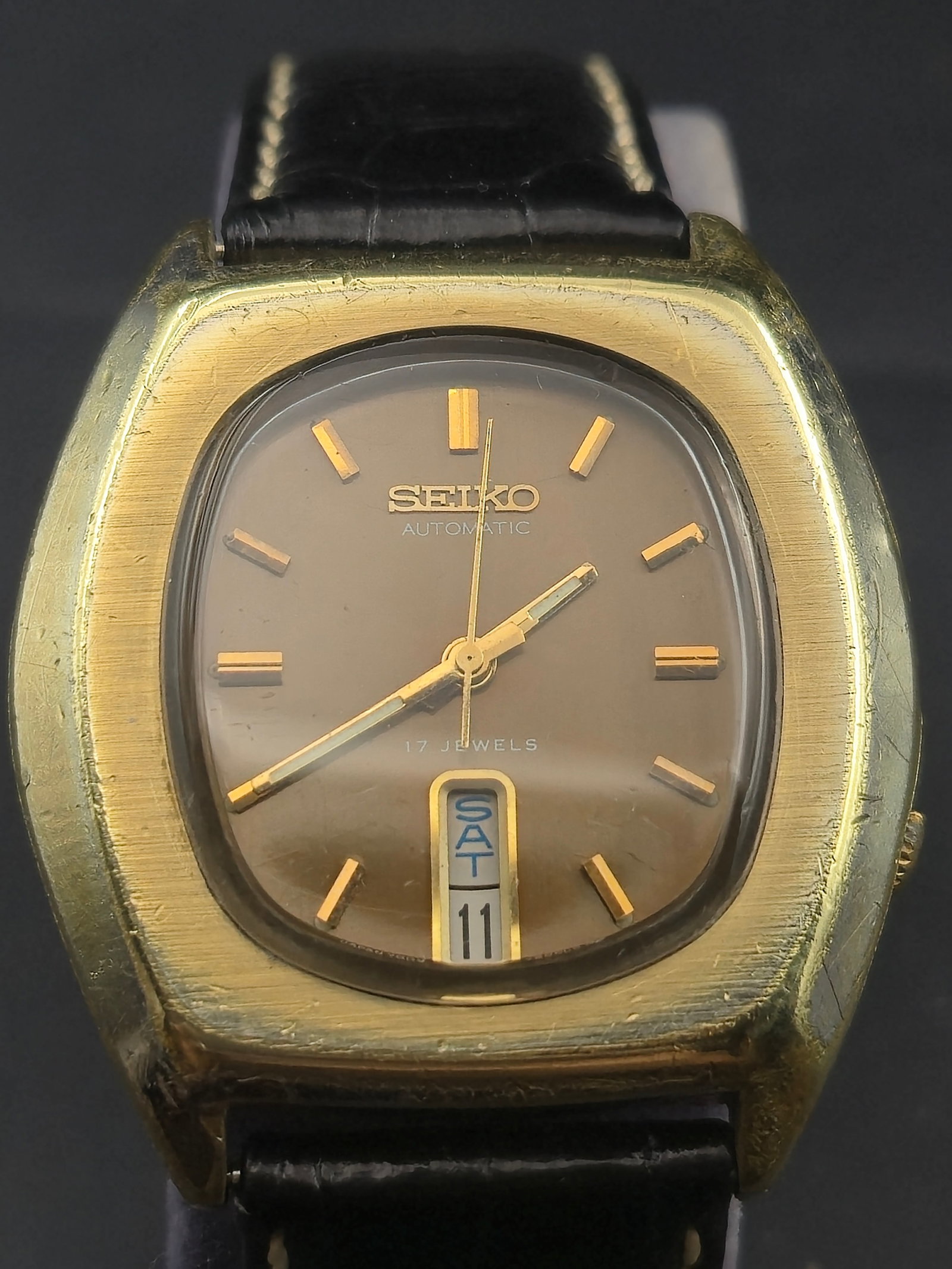 1977 Seiko 7009-5059 Automatic 17J Gold-Tone 37mm Cushion Case Day-Date Wristwatch Running (1 of 10)