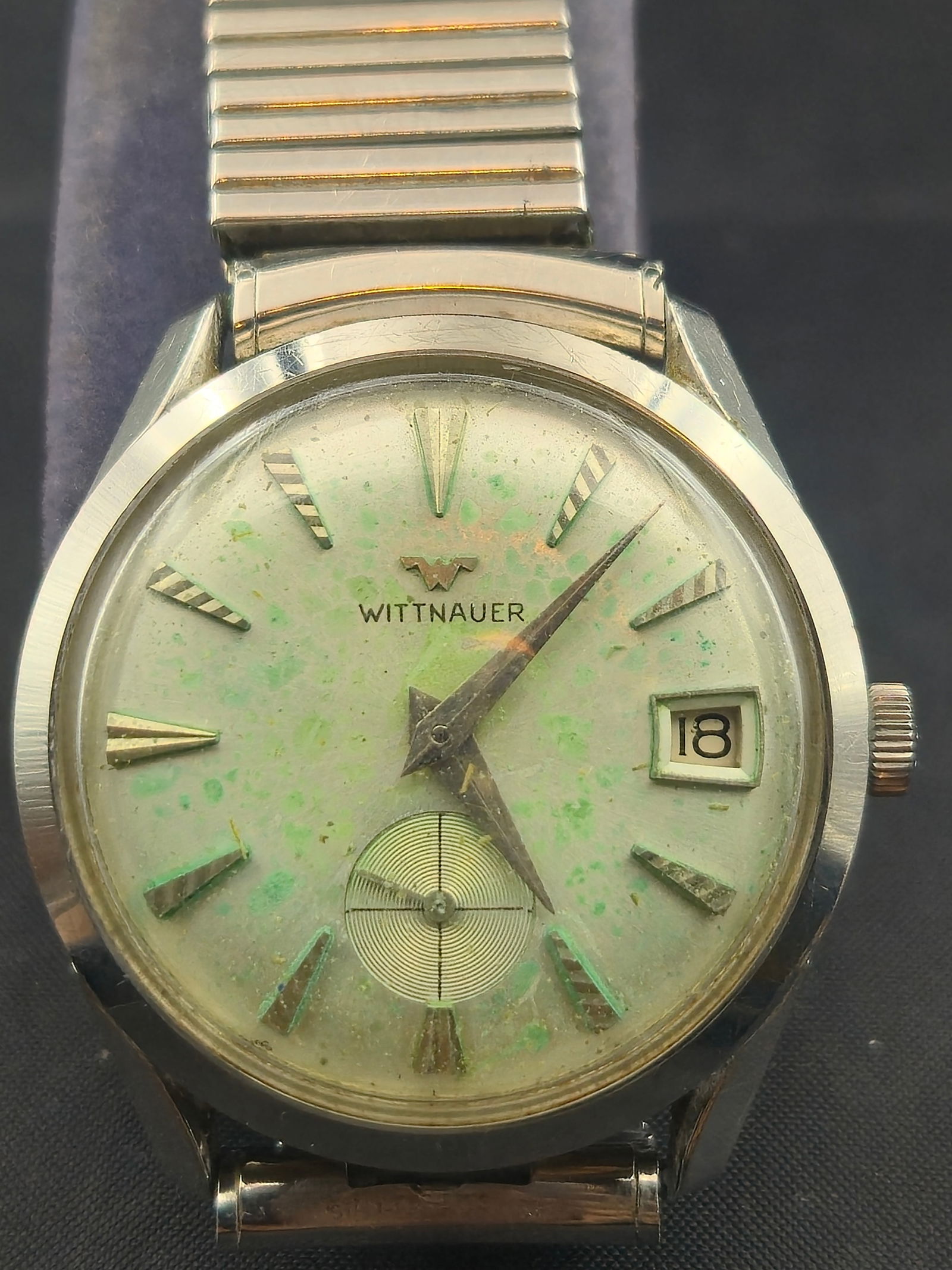 1960s Wittnauer 6300 Manual 17J Swiss Stainless 33mm Vintage Wristwatch Patina Dial Running: Vintage 1960s Wittnauer men’s wristwatch, reference 6300, housed in a stainless steel case measuring 33mm. The watch is powered by the Swiss-made Wittnauer C11BG manual-wind movement with 17 jewels.
