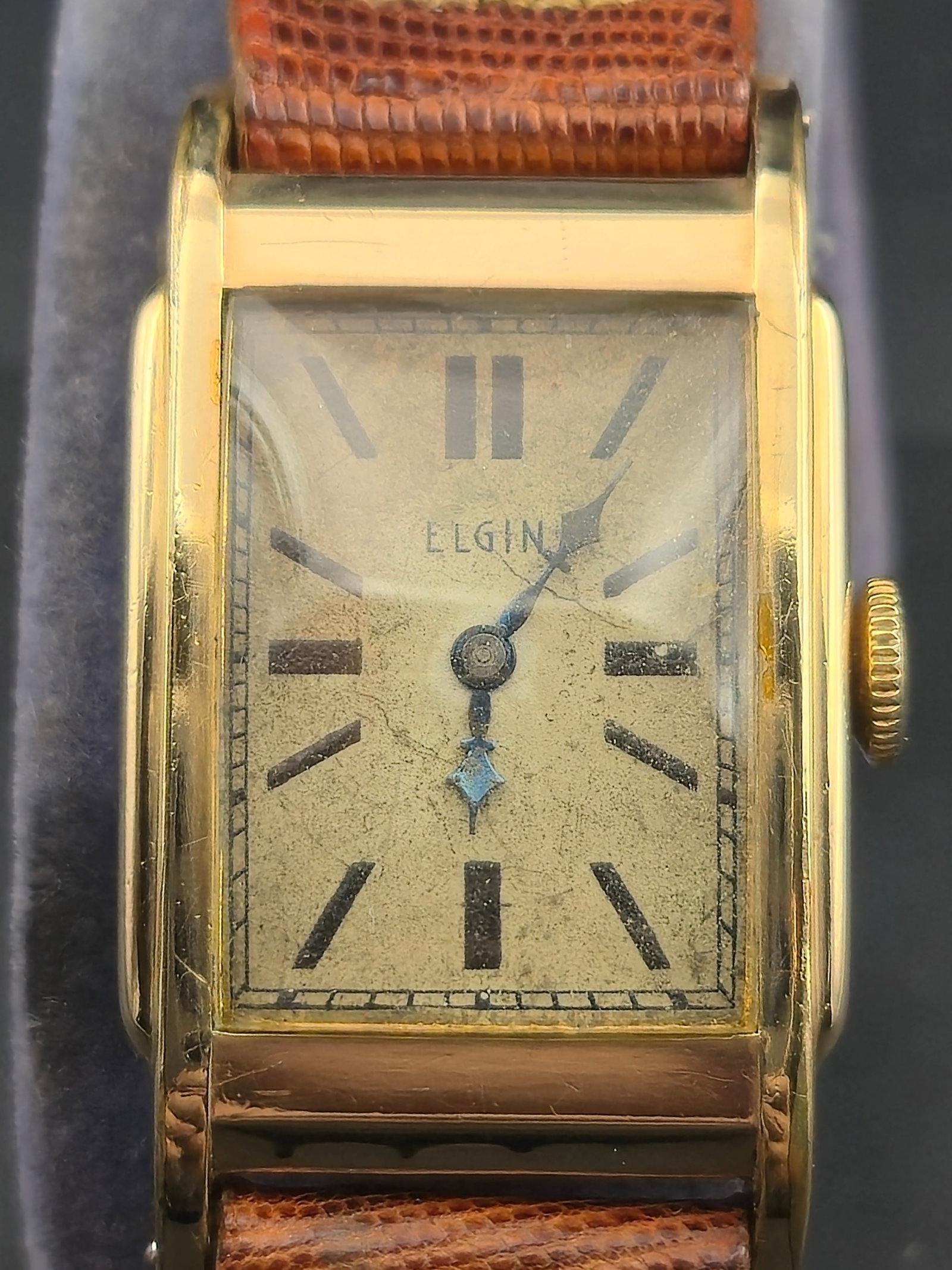 1933 Elgin 10K RGP Rectangular Manual 15J 22mm Vintage Wristwatch Patina Dial Running: Vintage 1933 Elgin men’s rectangular wristwatch with a 10K rolled gold plate case featuring engraved sides. Powered by an Elgin USA manual-wind movement, serial 34791642, with 15 jewels. The casebac