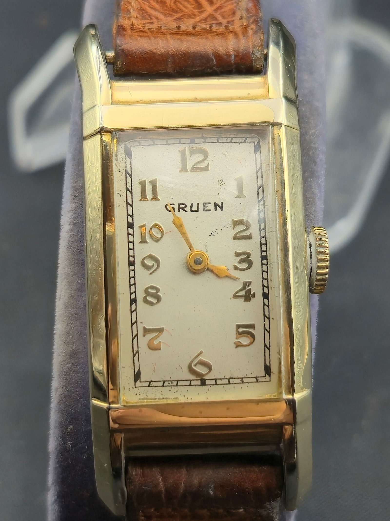 1940s Gruen Curvex 165-266 15J Rectangular 20mm 10K GF Tank Watch w/ Guildite Back: A vintage 1940s Gruen wristwatch featuring the iconic Curvex-style rectangular tank design, powered by a Swiss Gruen 15-jewel manual-wind movement (cal. 165-266). The watch is housed in a 10K gold-fil
