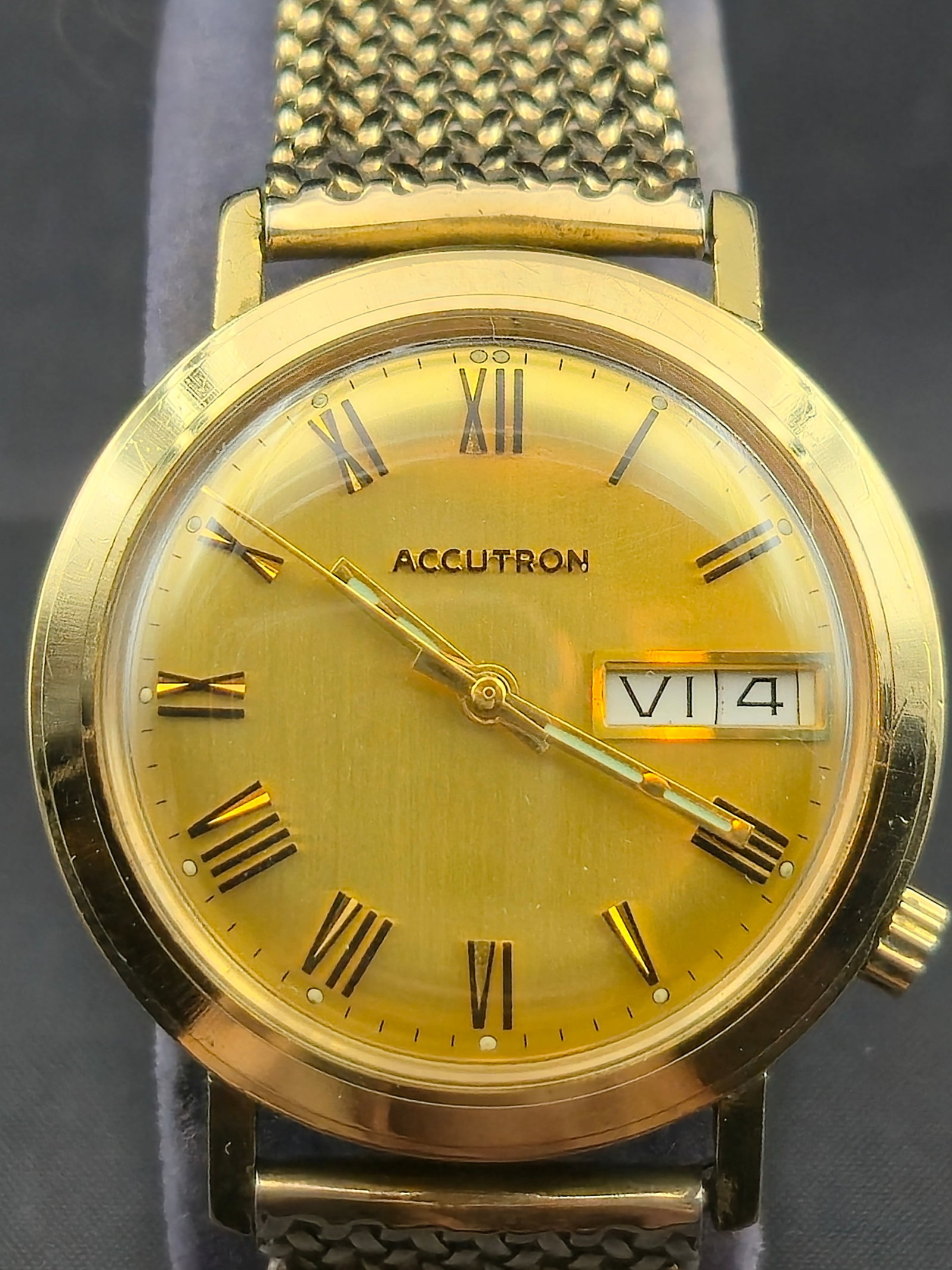 1969 Bulova Accutron Quartz 35mm 14K GF Roman Dial Date Watch w/ Champion Bracelet (1 of 10)