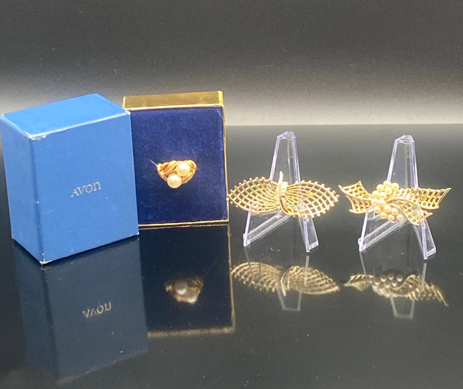 Vintage Avon Faux Pearl Jewelry Lot – Ring & Two Gold-Tone Bow Brooches (1 of 11)