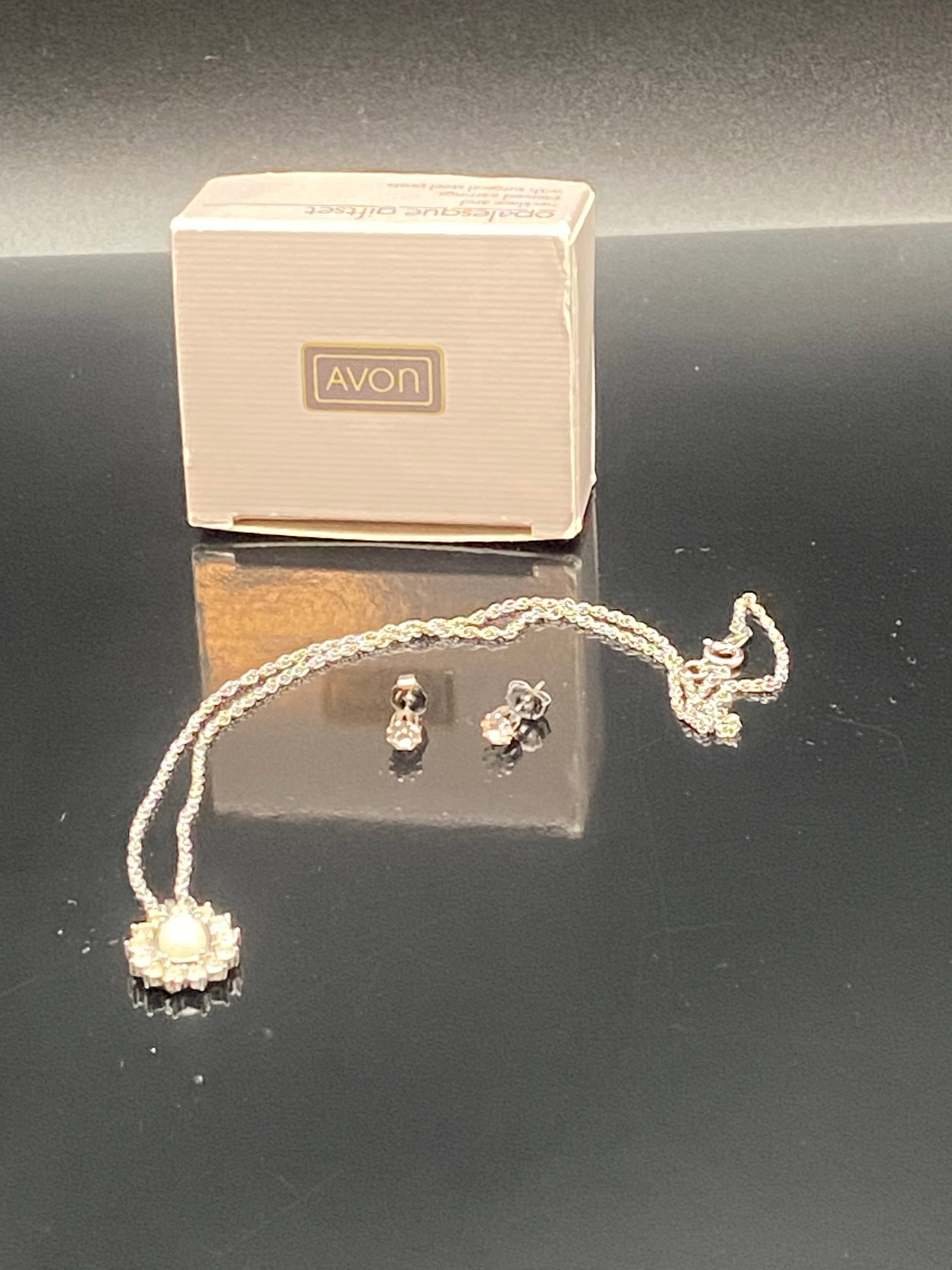 Avon Opalesque Necklace & Earrings Set – Original Box (1 of 6)