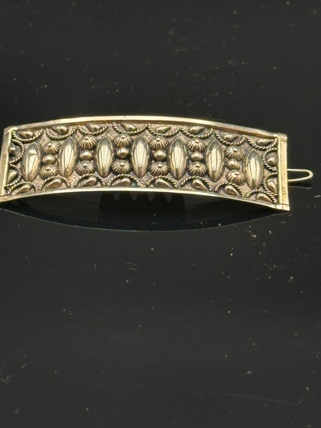 Vintage Sterling Silver Barrette Hair Clip – Embossed Floral & Shell Design: Elegant vintage sterling silver barrette featuring a raised embossed pattern of shells, leaves, and roped borders. The rectangular shape has a gentle curve for comfortable wear and a sturdy clasp mech
