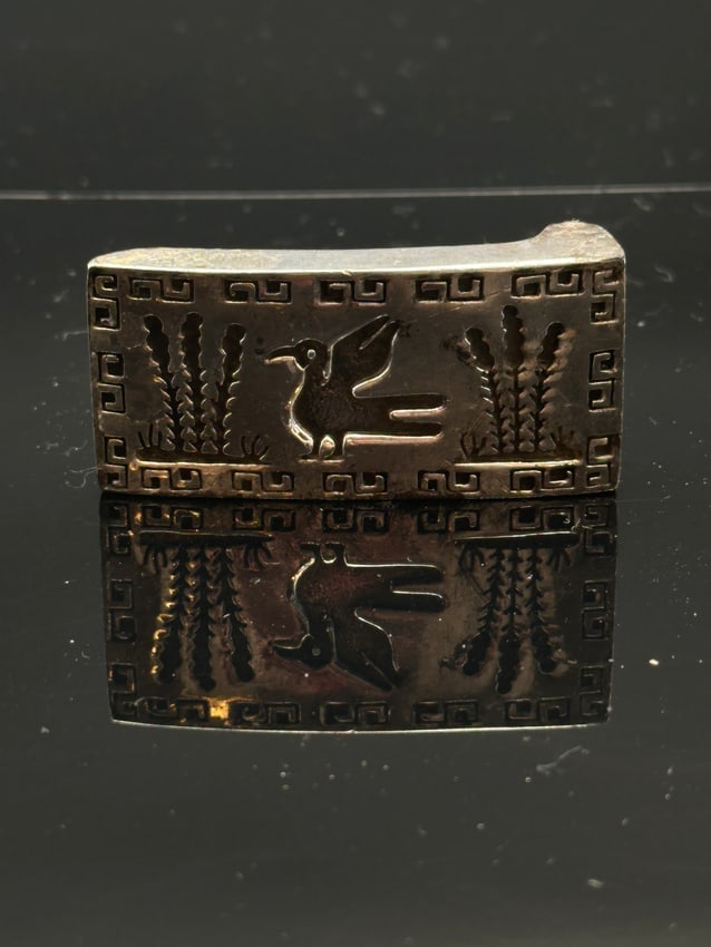 Vintage Japanese Sterling Silver Belt Buckle – Crane & Wheat Motif – Signed: Beautiful vintage Japanese sterling silver belt buckle featuring an engraved crane in flight flanked by wheat stalks, framed with a geometric key-pattern border. The reverse bears a maker’s mark wit