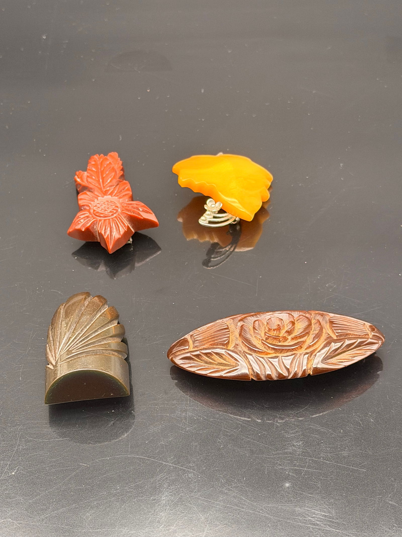 Vintage Bakelite Brooch Lot – Carved Floral & Leaf Designs – 4 Pieces (1 of 7)