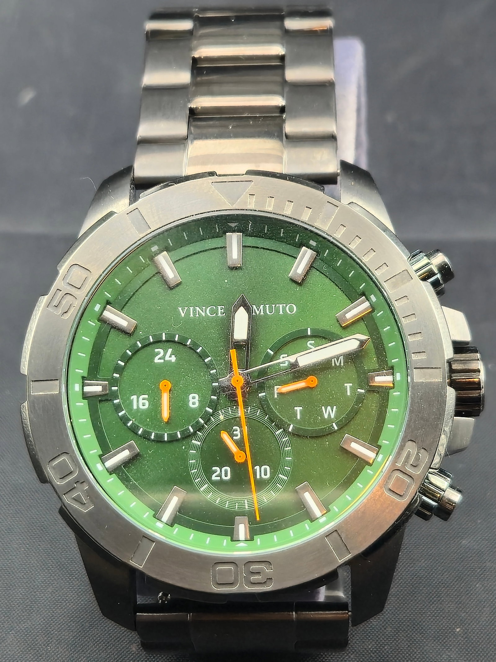 Vince Camuto Men’s Quartz Chronograph – 48mm Green Dial, Calendar Subdials, New Battery, Runs: Up for auction is a Vince Camuto men’s quartz chronograph-style wristwatch, featuring an oversized 48 mm stainless steel case with black finish and matching bracelet. The bold green dial has three s