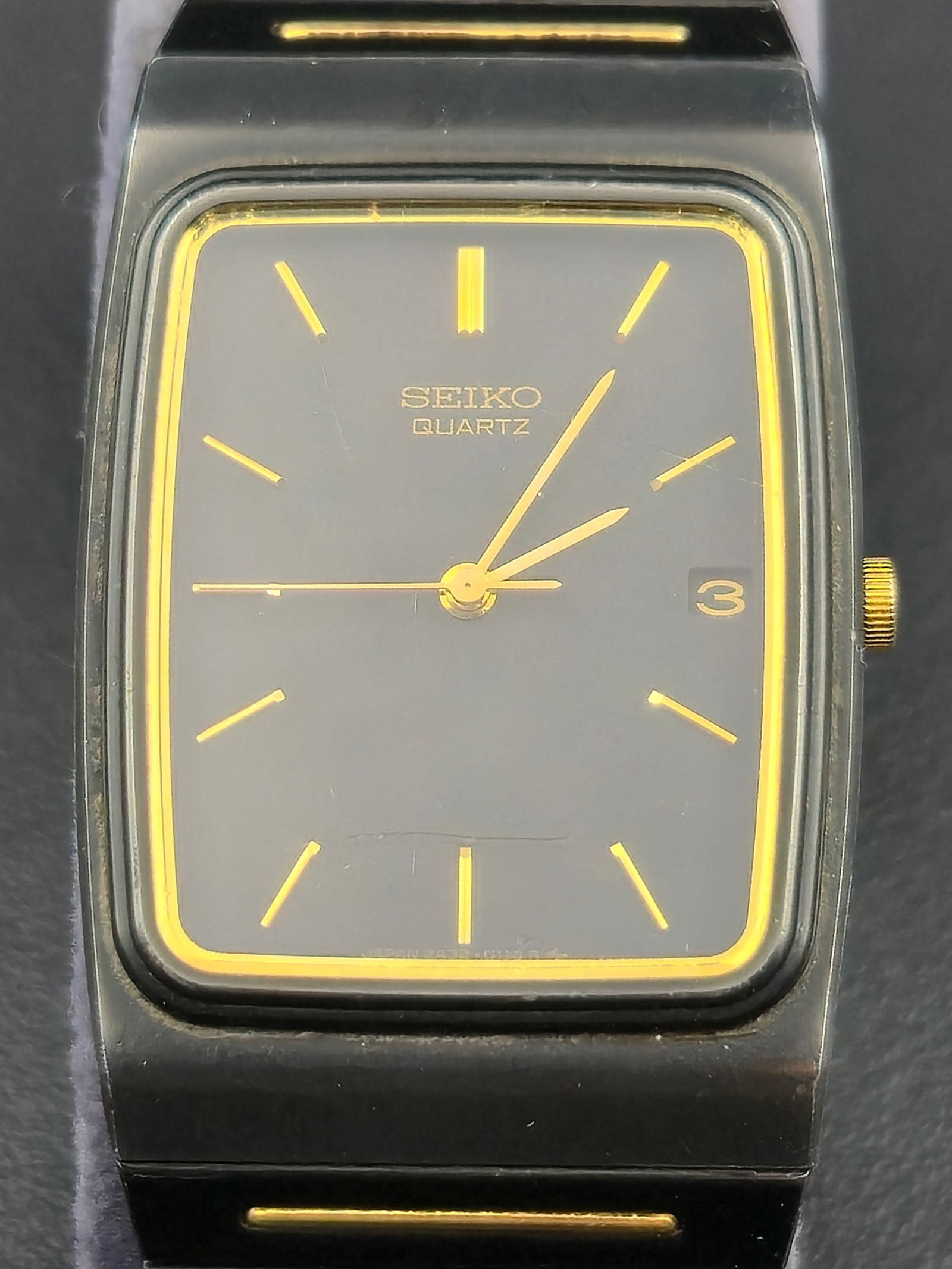 1980s Seiko 2A32-5059 25mm Black & Gold Quartz Dress Watch Running: Vintage Seiko men’s dress watch, reference 2A32-5059 (RO), dating to the late 1980s–1990s. Features a 25mm rectangular case in black finish with gold-tone crown and minimalist black dial accented