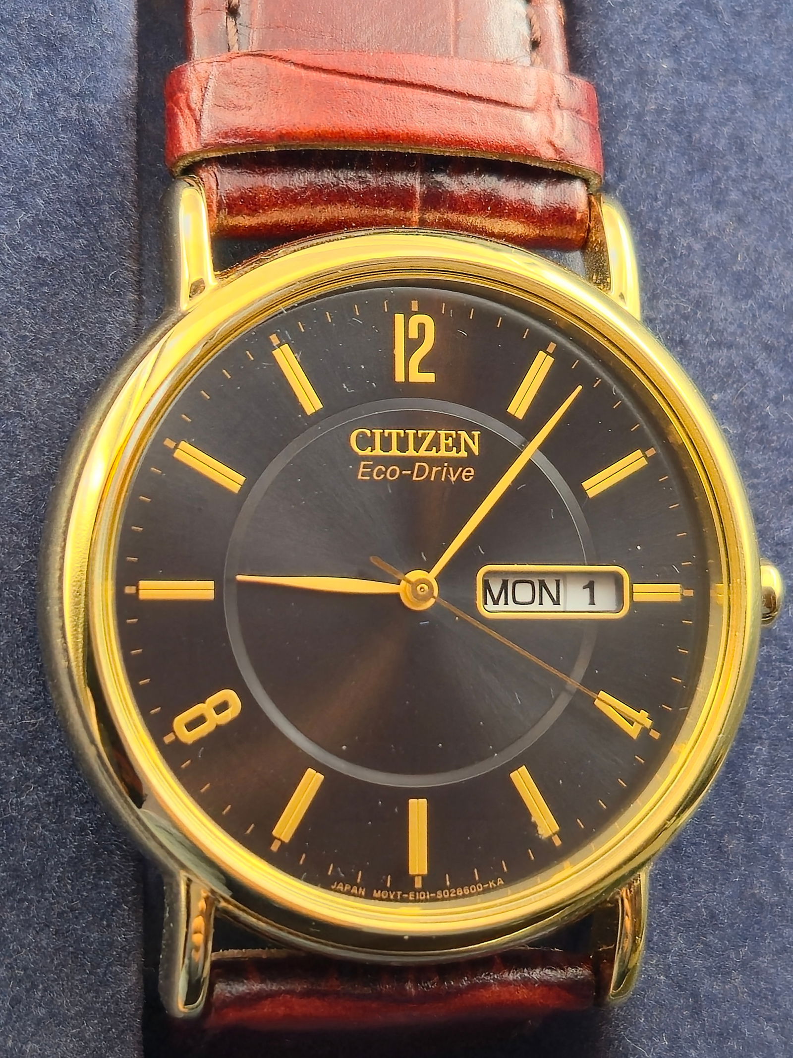 Citizen Eco-Drive BM8424-56E Gold-Tone 36mm Solar Quartz Watch NOS Full Set Box & Papers: New old stock Citizen Eco-Drive men’s wristwatch featuring a classic gold-tone case and sunburst black dial with gold stick markers. Powered by Citizen’s Eco-Drive solar quartz movement (cal. E101