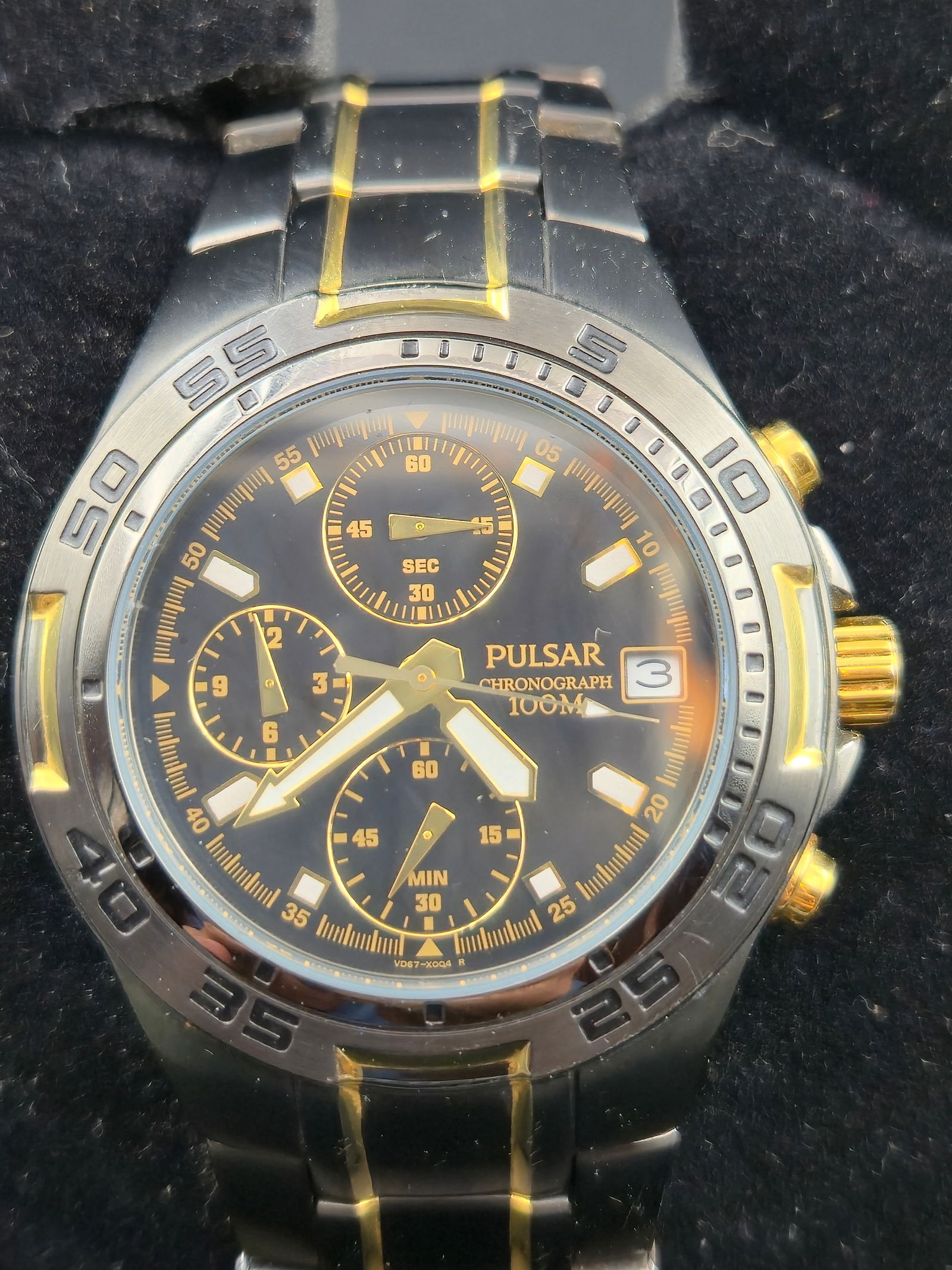 Pulsar Chronograph VD67-X004 41mm Black & Gold 100M Men’s Watch w/ Box & Papers – Runs: Pulsar men’s chronograph wristwatch featuring a bold black and gold-tone design with a 41mm case and 100-meter water resistance. Powered by a reliable Seiko-made quartz movement (cal. VD67), it incl
