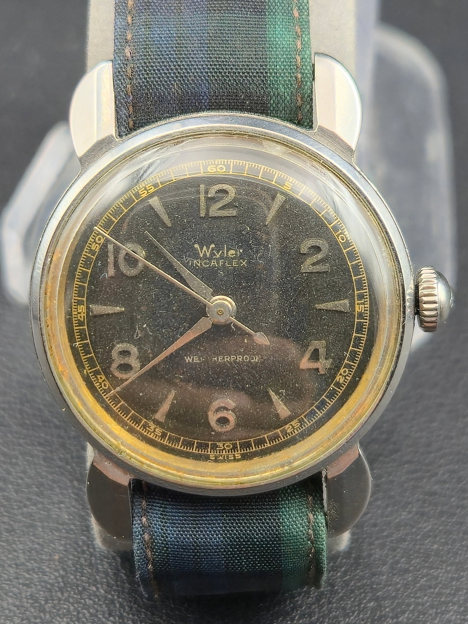 Wyler Incaflex 17J Waterproof 1940s 31mm Swiss Manual Wind Watch – Runs, Antimagnetic WWII Era: Vintage 1940s Wyler Incaflex men’s wristwatch with a 31mm stainless steel case and black dial featuring luminous Arabic numerals and gilt minute track. The dial is signed Wyler Incaflex Waterproof S