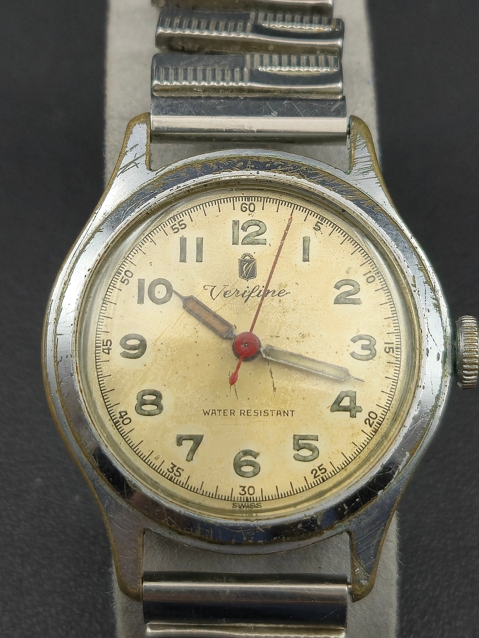 1950s Verifine Sportsman Swiss Manual Wind 7J 31mm Vintage Wristwatch: Vintage Verifine Sportsman wristwatch featuring a Swiss-made Saga Watch Co. 7-jewel manual-wind movement housed in a stainless-steel-back Wearever Sportsman case by I.D. Watch Co. The cream-tone dial 