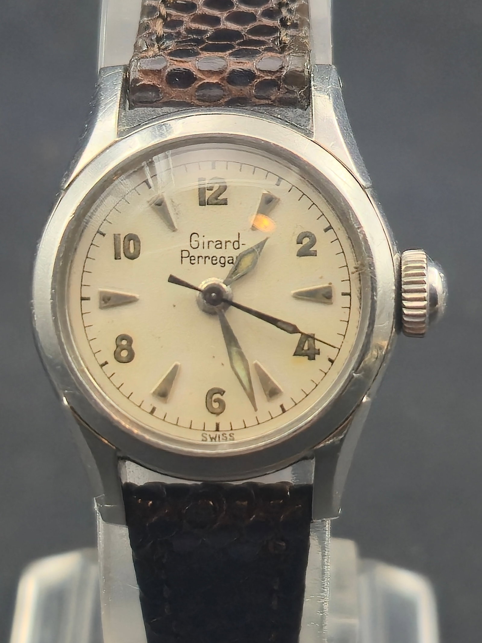Girard-Perregaux Swiss 17J Stainless Steel Manual Wind Ladies Watch 22mm: Vintage Girard-Perregaux ladies’ wristwatch, crafted in stainless steel with an elegant cream dial and applied Arabic numerals at 12-2-4-6-8-10. The piece houses a Swiss 17-jewel manual-wind movemen