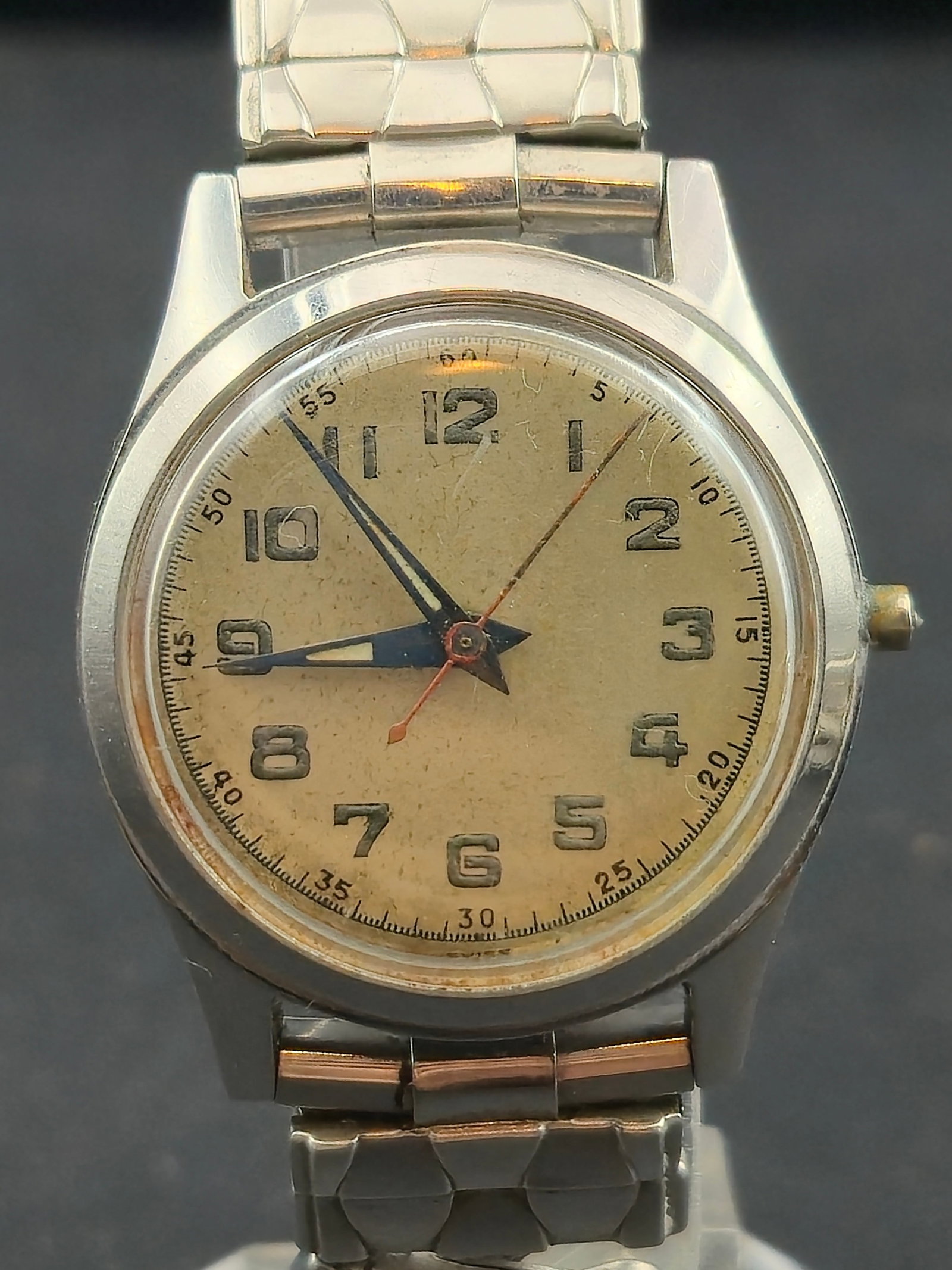 Avia 17J Swiss Manual Wind Wristwatch 30.4mm w/ Hex-Link Bracelet (Untested): Vintage Avia Watch Co. Swiss-made wristwatch featuring a cream dial with Arabic numerals, blue hour and minute hands, and a red seconds hand — all in a stainless steel case measuring 30.4 mm across.